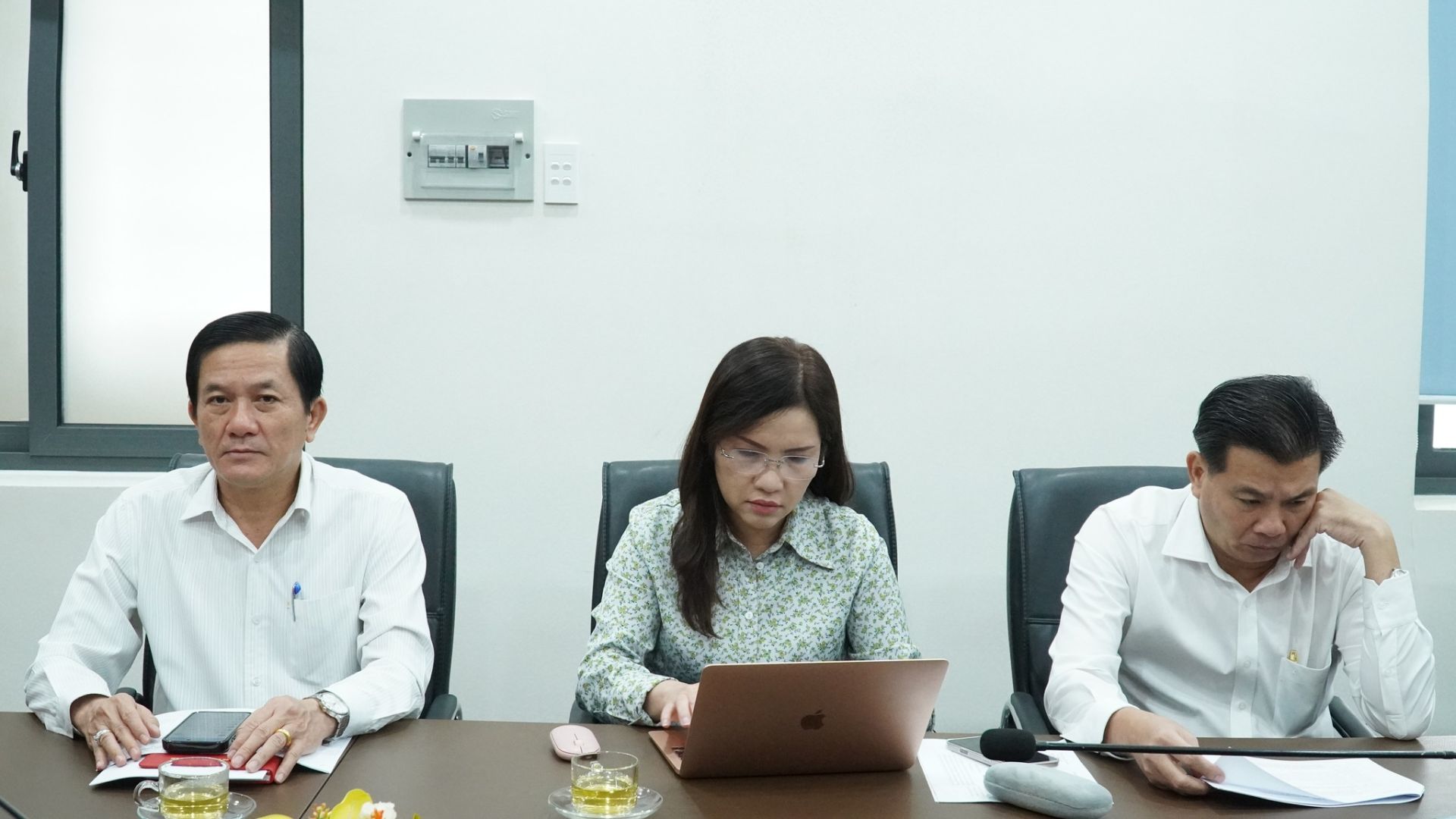 C&oacute; thể l&agrave; h&igrave;nh ảnh về một hoặc nhiều người, mọi người đang học v&agrave; văn bản