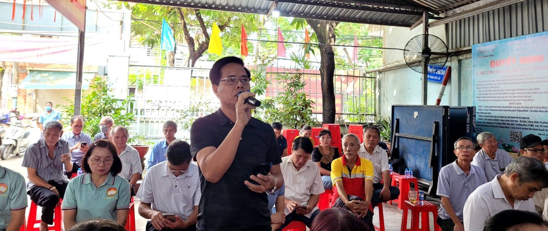 C&oacute; thể l&agrave; h&igrave;nh ảnh về một hoặc nhiều người, loa, đ&aacute;m đ&ocirc;ng v&agrave; văn bản