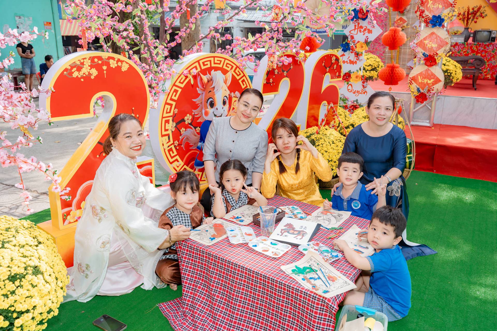 C&oacute; thể l&agrave; h&igrave;nh ảnh về em b&eacute; v&agrave; văn bản