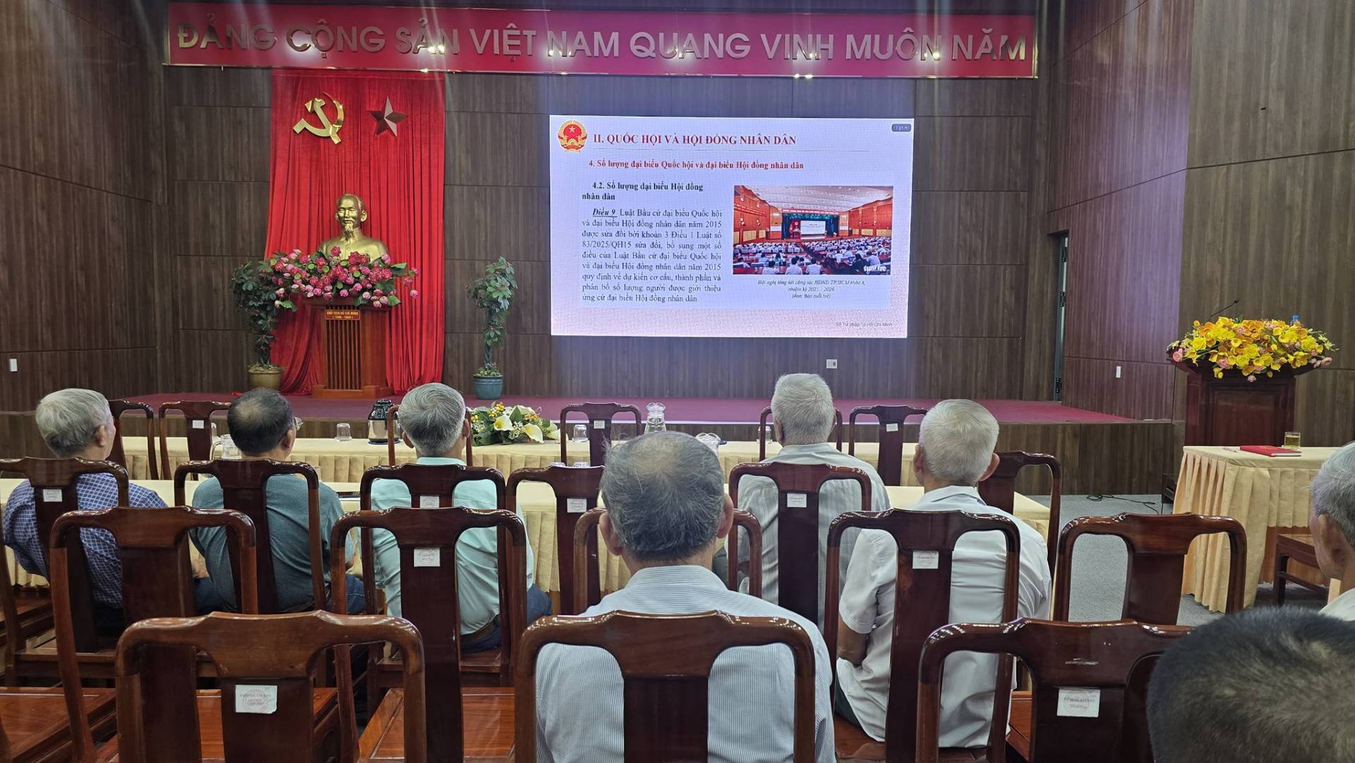 C&oacute; thể l&agrave; h&igrave;nh ảnh về một hoặc nhiều người, TV, đền thờ v&agrave; văn bản