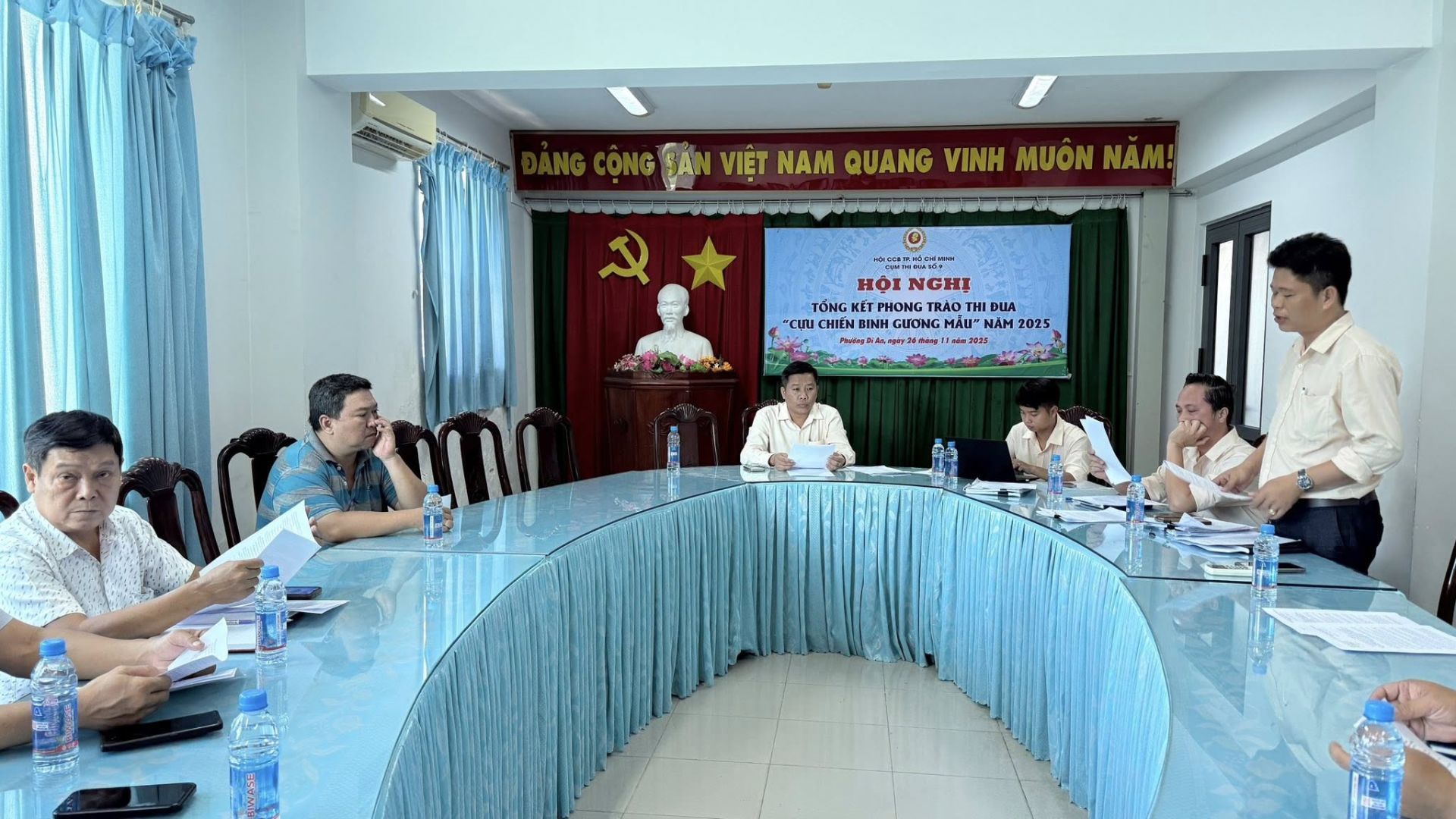 C&oacute; thể l&agrave; h&igrave;nh ảnh về c&aacute;i bục v&agrave; văn bản