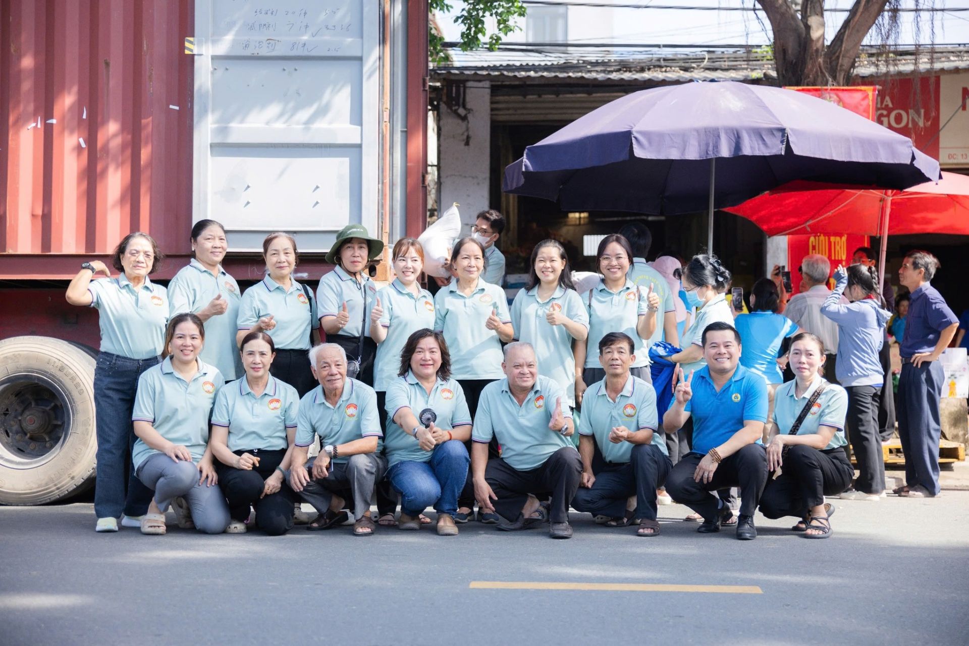 C&oacute; thể l&agrave; h&igrave;nh ảnh về một hoặc nhiều người v&agrave; văn bản