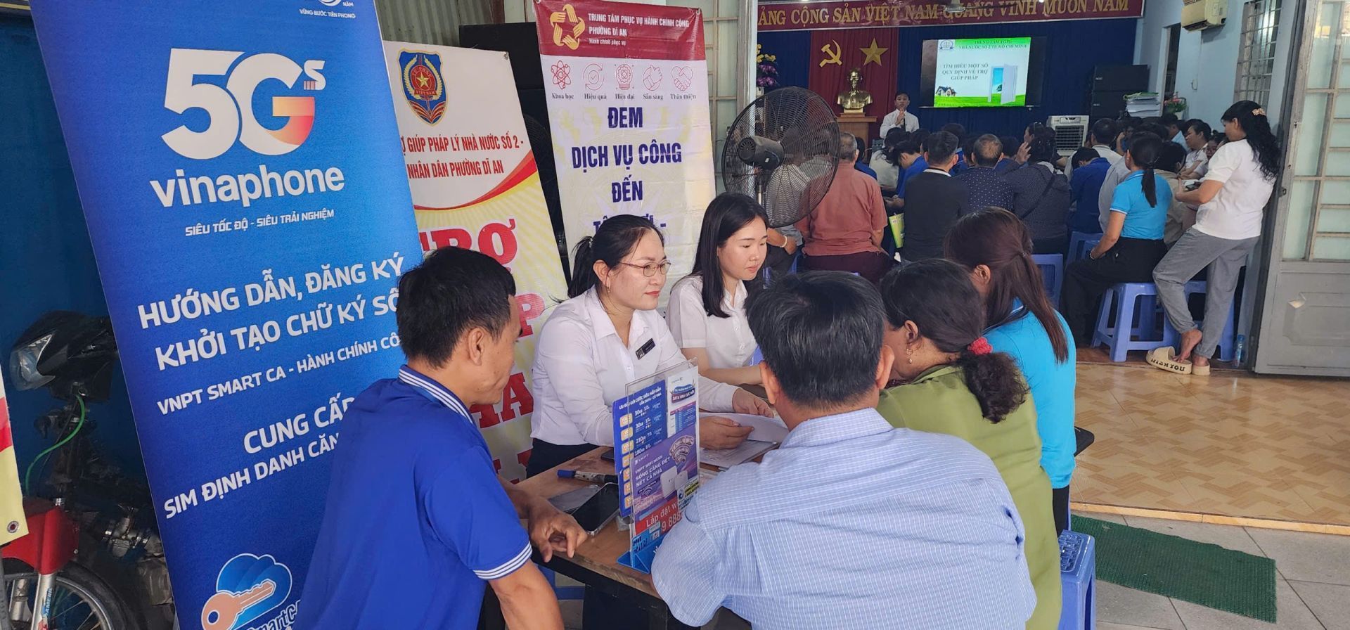 C&oacute; thể l&agrave; h&igrave;nh ảnh về một hoặc nhiều người, loa, ph&ograve;ng tin tức v&agrave; văn bản