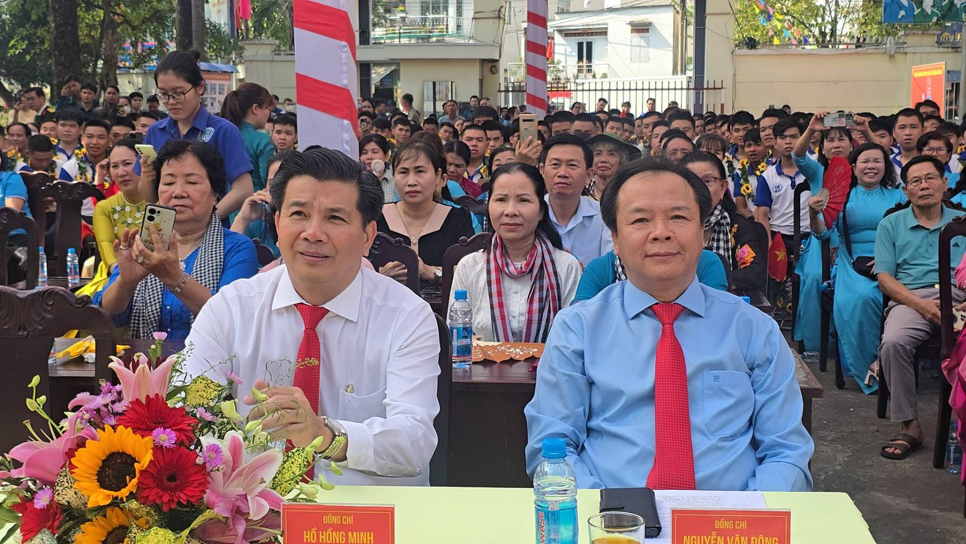 C&oacute; thể l&agrave; h&igrave;nh ảnh về một hoặc nhiều người v&agrave; văn bản cho biết 'DUNGOH HỔHỒNGMINH BONGCI CHI BONG'