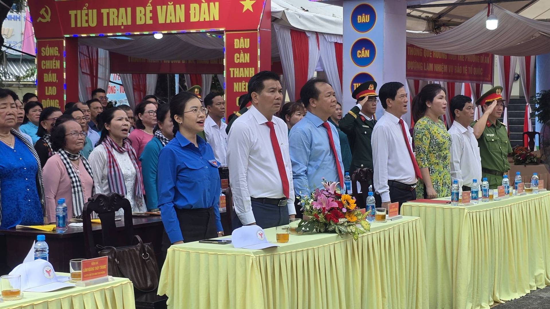 C&oacute; thể l&agrave; h&igrave;nh ảnh về một hoặc nhiều người v&agrave; văn bản cho biết 'TIỀU TRẠI TRAI B&Ecirc; VĂN Đ&Agrave;N ĐẦU I Đ&Acirc;U C&Acirc;N THANH NI&Ecirc;I C&Acirc;N HE = PSCMEIEYDAE'