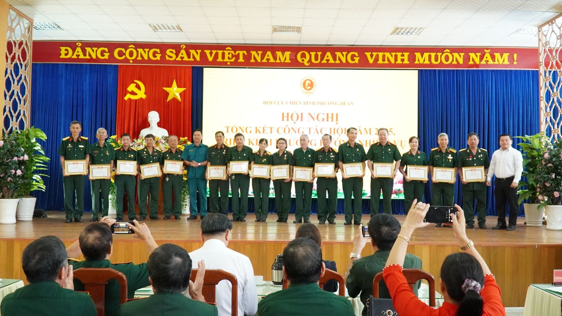 C&oacute; thể l&agrave; h&igrave;nh ảnh về c&aacute;i bục v&agrave; văn bản