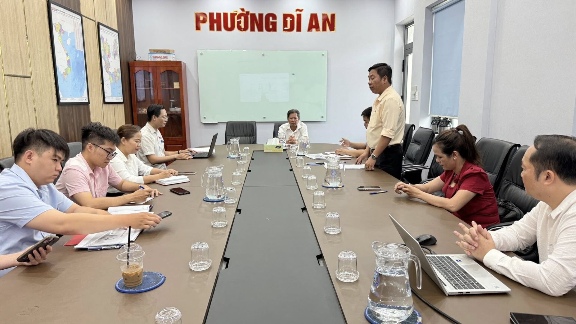 C&oacute; thể l&agrave; h&igrave;nh ảnh về một hoặc nhiều người, mọi người đang học, b&agrave;n v&agrave; văn bản