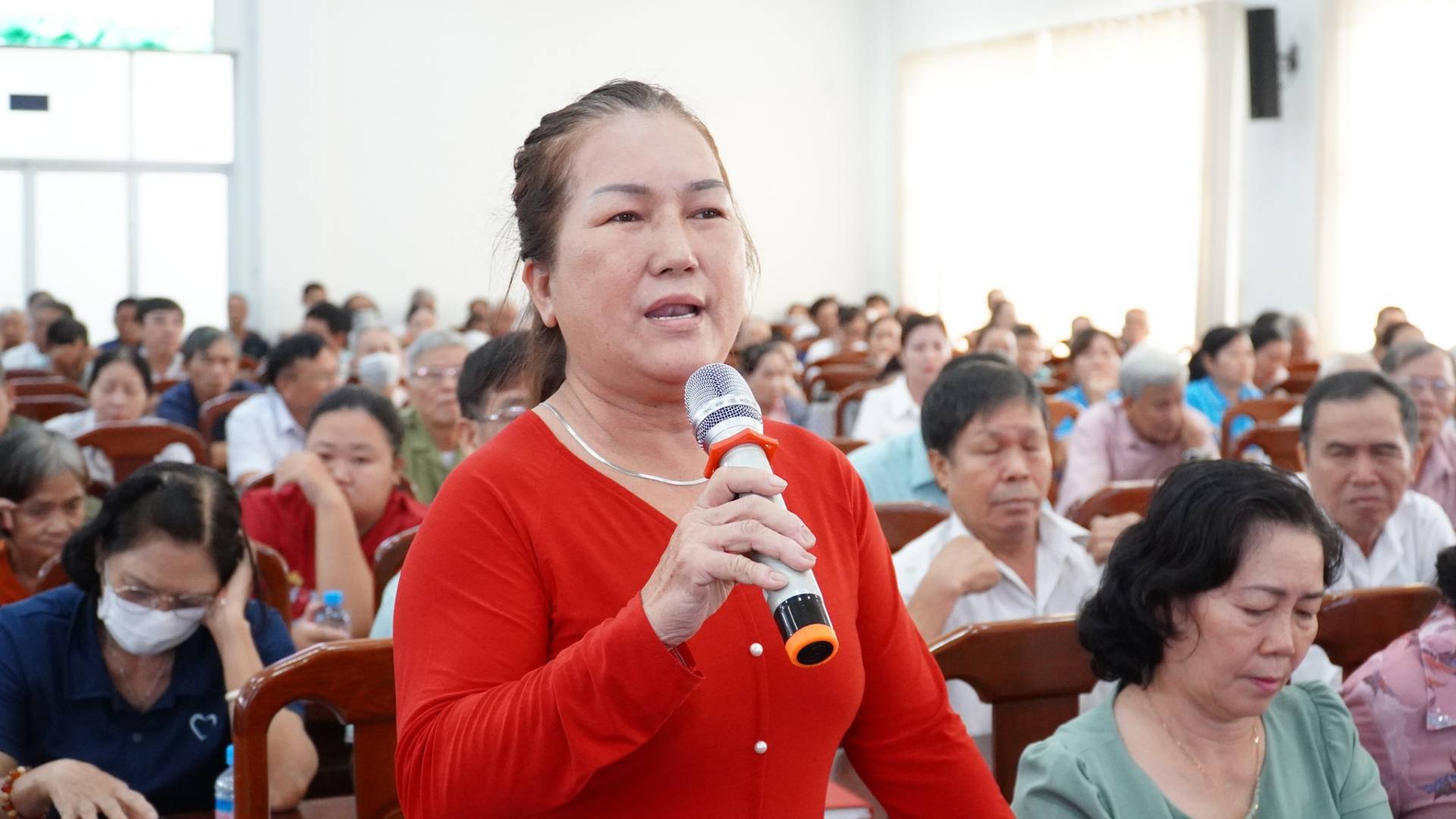 C&oacute; thể l&agrave; h&igrave;nh ảnh về một hoặc nhiều người v&agrave; văn bản