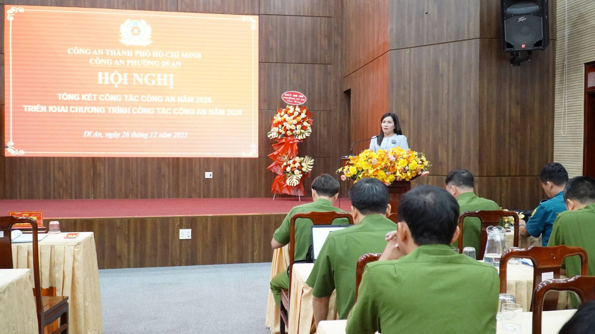 C&oacute; thể l&agrave; h&igrave;nh ảnh về c&aacute;i bục v&agrave; văn bản cho biết 'C&Ocirc;NG AN TH&Agrave;NH PHO C&Ocirc;NGANTHANHPH&Oacute;H&Oacute;CELMUNR H&Ocirc; HI MINH C&Ocirc;NG CONGANPHƯONGDIAN PHƯỞNG IAN HỘINGHI T&Ocirc;NG KẾT C&Ocirc;NG TẮC C&Ocirc;NG NĂM 2025 TRI&Ecirc;N KHAI CHƯƠNG TRINH C&Ocirc;NG TẮC C&Ocirc;NG AN N&Acirc;M 2028 DrAn ng&agrave;y th&aacute;ng 12 2 năm 2025'