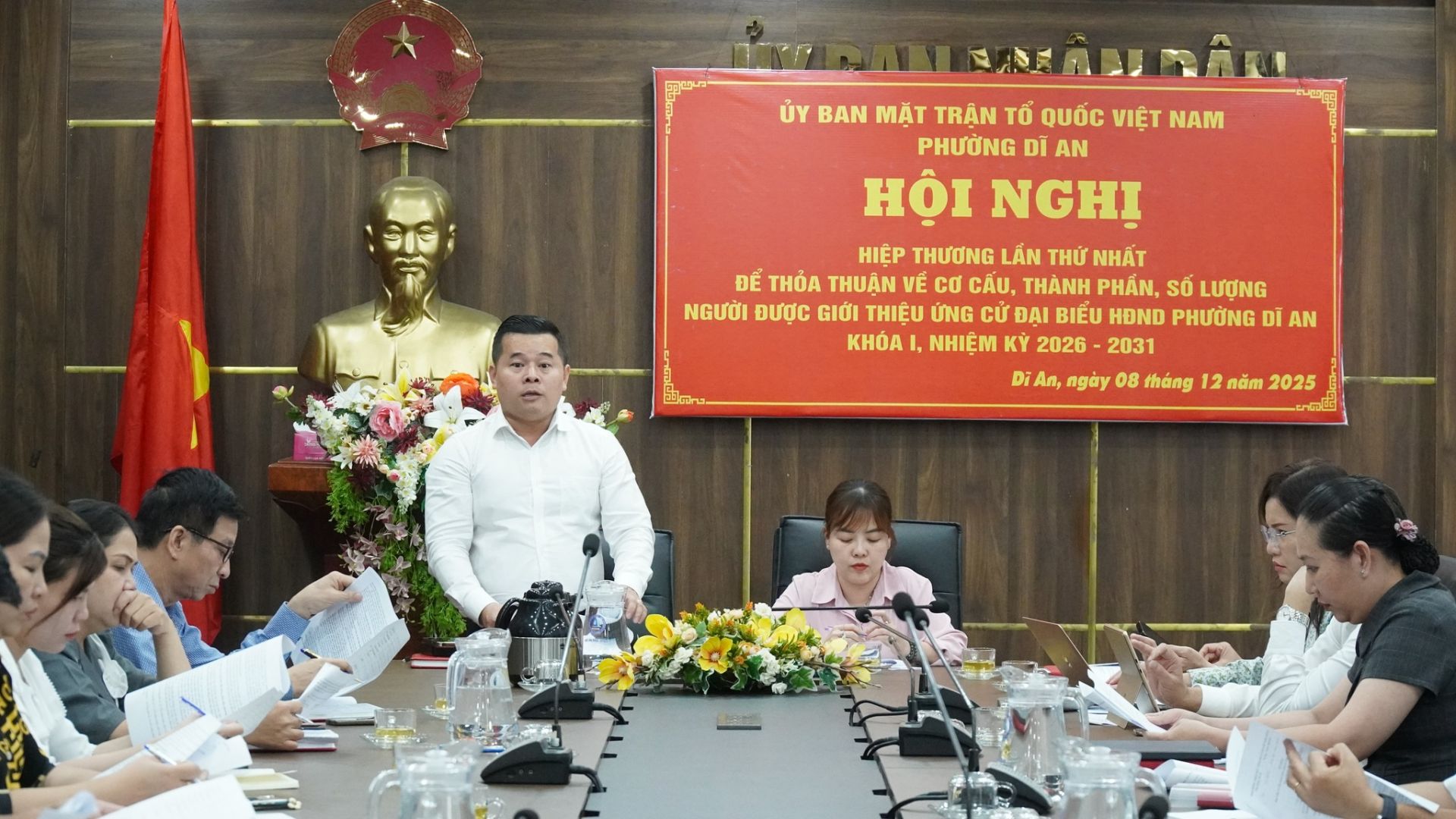 C&oacute; thể l&agrave; h&igrave;nh ảnh về &lrm;một hoặc nhiều người, đền thờ v&agrave; &lrm;văn bản cho biết '&lrm;ỦY BAN MAT TRẬN TỔ QUỐC VIỆT NAM PHƯỜNG D&Igrave; AN HỘI NGHỊ HIỆP THƯƠNG LẮN THỨ NHẤT ĐỂ THỎA THUẬN VẾ C&Acirc;U, TH&Agrave;NH PHẨN, sỐ LƯỢNG NGƯỞI ĐƯỢC GIỚI THIỆU ỨNG CỦ ĐẠI BIỀU HĐND PHƯỞNG D DI AN KHOA I, NHIỆM KY 2026 2031 רהנבה הני Di An, ay 08 th&aacute;ng 12 năm 2025&lrm;'&lrm;&lrm;