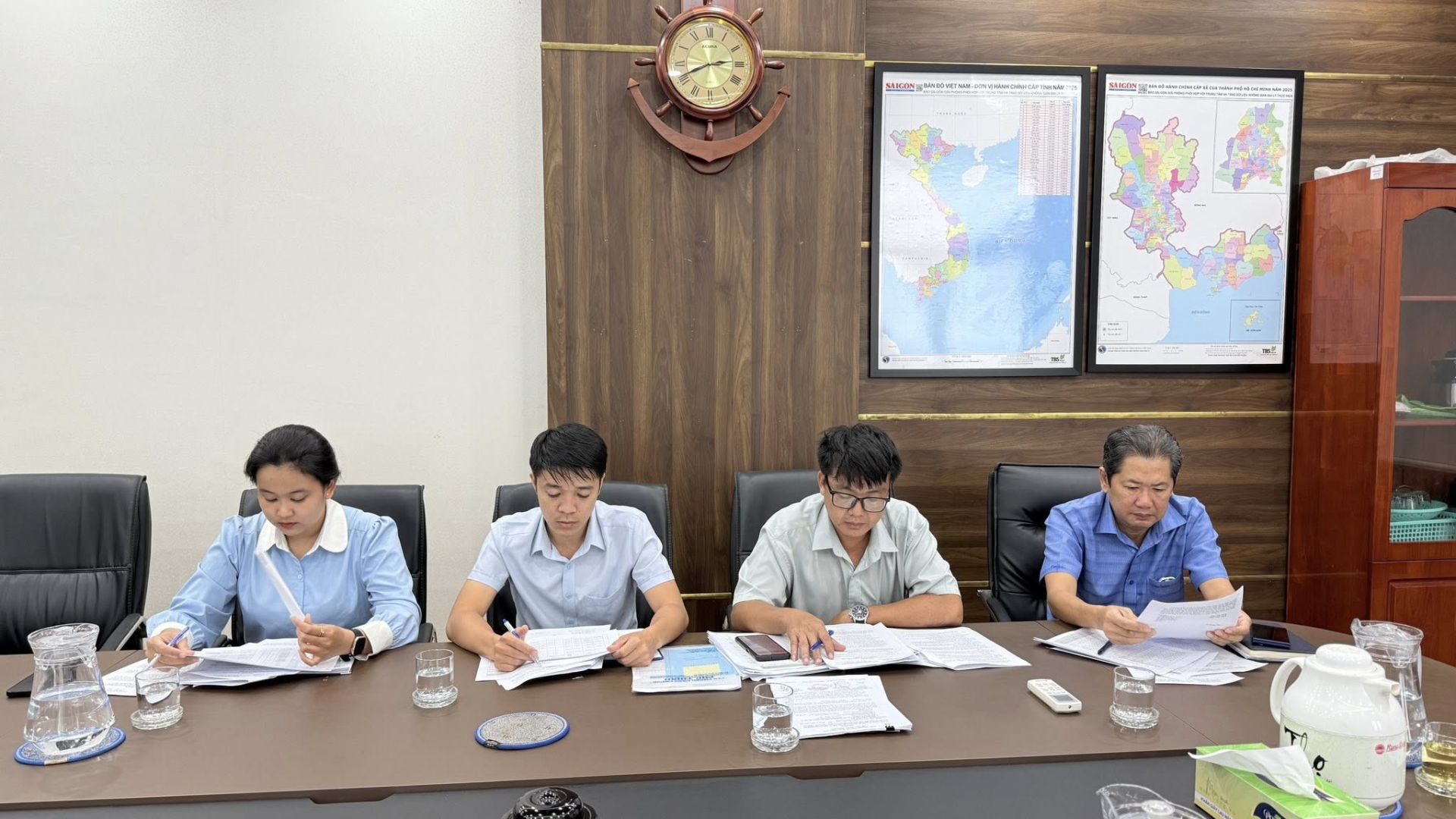 C&oacute; thể l&agrave; h&igrave;nh ảnh về 4 người, mọi người đang học, ph&ograve;ng tin tức v&agrave; văn bản