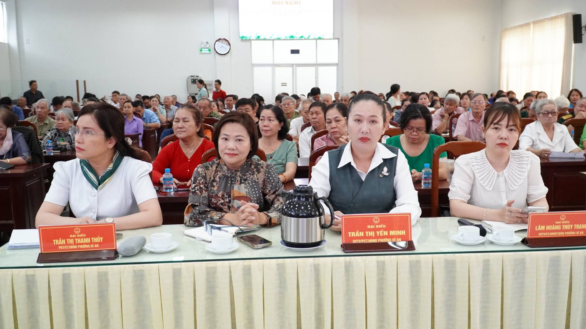 C&oacute; thể l&agrave; h&igrave;nh ảnh về một hoặc nhiều người v&agrave; văn bản