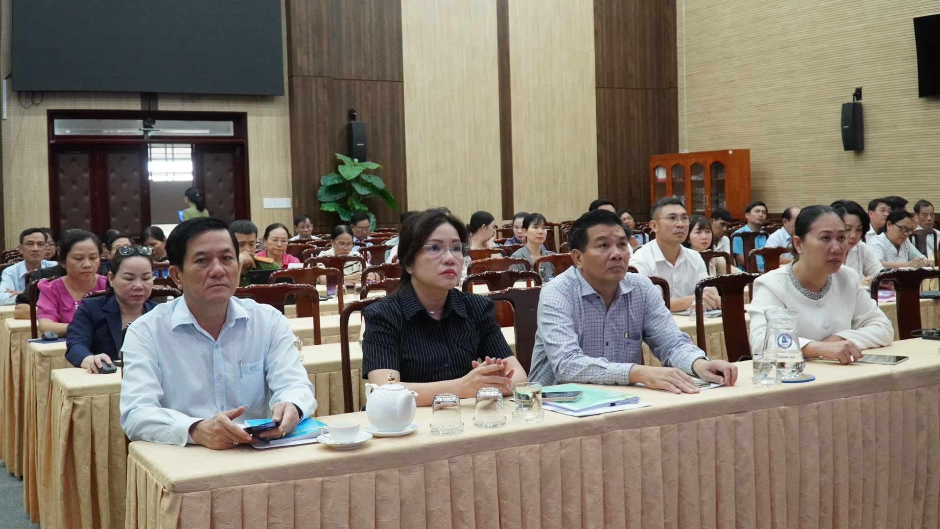 C&oacute; thể l&agrave; h&igrave;nh ảnh về một hoặc nhiều người v&agrave; văn bản