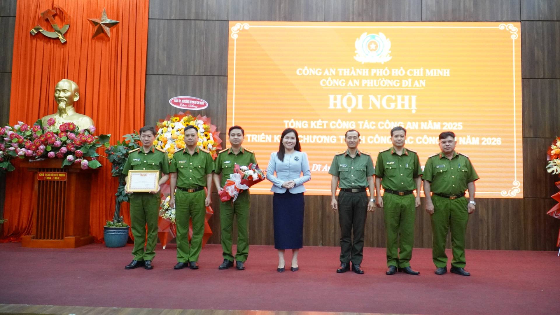 C&oacute; thể l&agrave; h&igrave;nh ảnh về một hoặc nhiều người, c&aacute;i bục v&agrave; văn bản cho biết 'ጎግክኤያ អេន 管期旅理分生限 MALO DOTEDS C&Ocirc;NG AN TH&Agrave;NH &Rho;HΌ Hό CH&Iacute; MINH C&Ocirc;NG AN PHƯỜNG DI DIAN AN HỘI HỘINGHỊ NGHI T&Oacute;NG KẾT C&Ocirc;NG KẾTC&Ocirc;NG TẮC C&Ocirc;M AN NĂM 2025 CHƯƠNG C&Ocirc;NG CC&Ocirc;NG NĂM2026 NĂM 2026 TRI&Ecirc;N DIA'