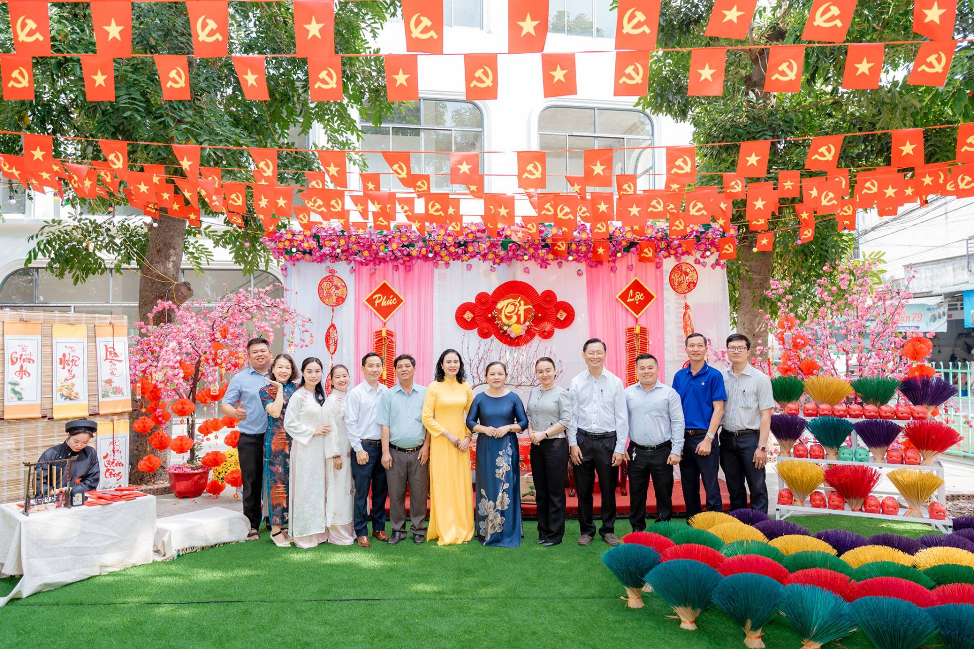 C&oacute; thể l&agrave; h&igrave;nh ảnh về &lrm;một hoặc nhiều người, đ&aacute;m cưới v&agrave; &lrm;văn bản cho biết '&lrm;Z I له حم 6棉 đi aj&iacute; Ph&uacute;c 3&lrm;'&lrm;&lrm;