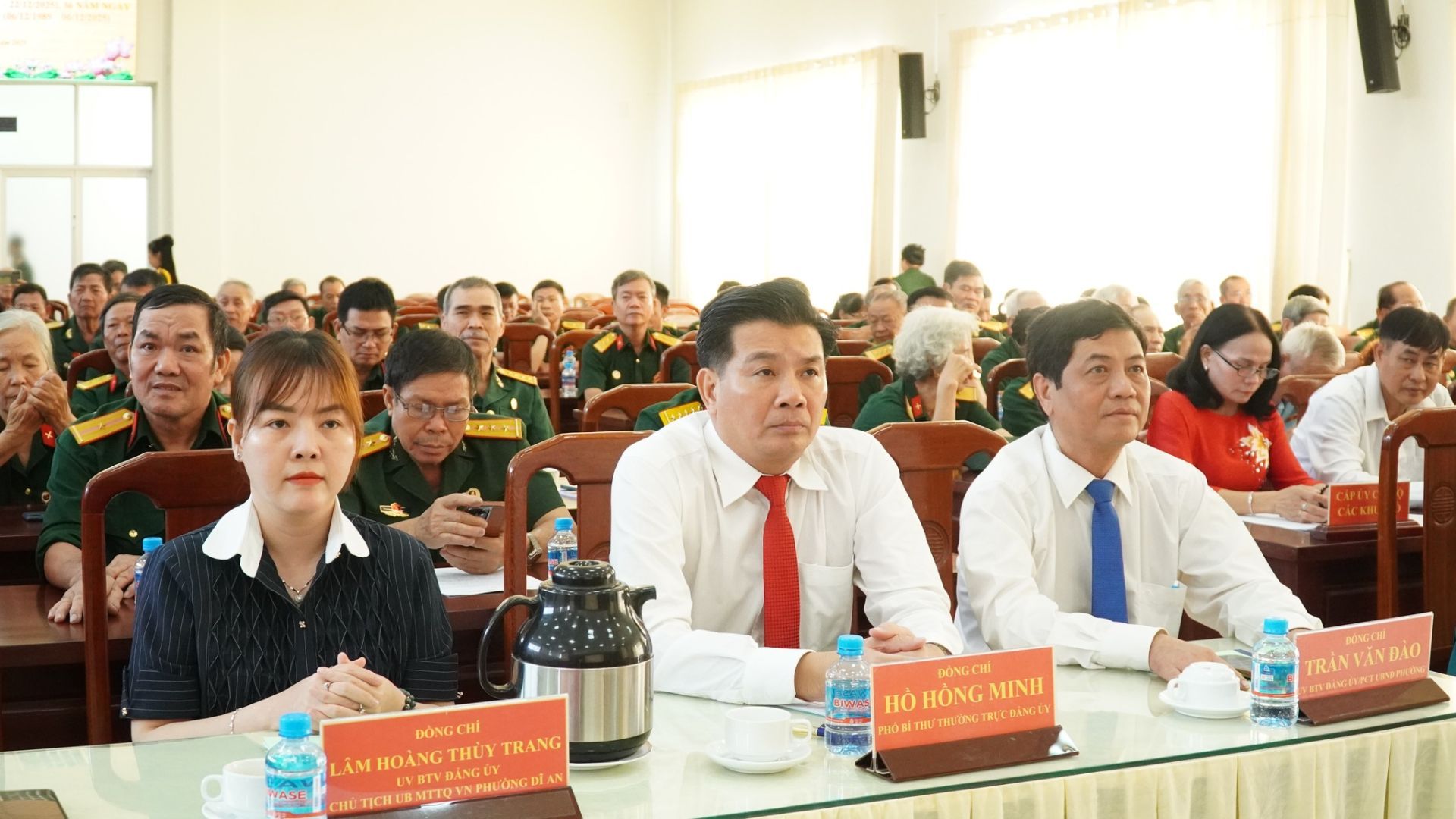 C&oacute; thể l&agrave; h&igrave;nh ảnh về một hoặc nhiều người v&agrave; văn bản