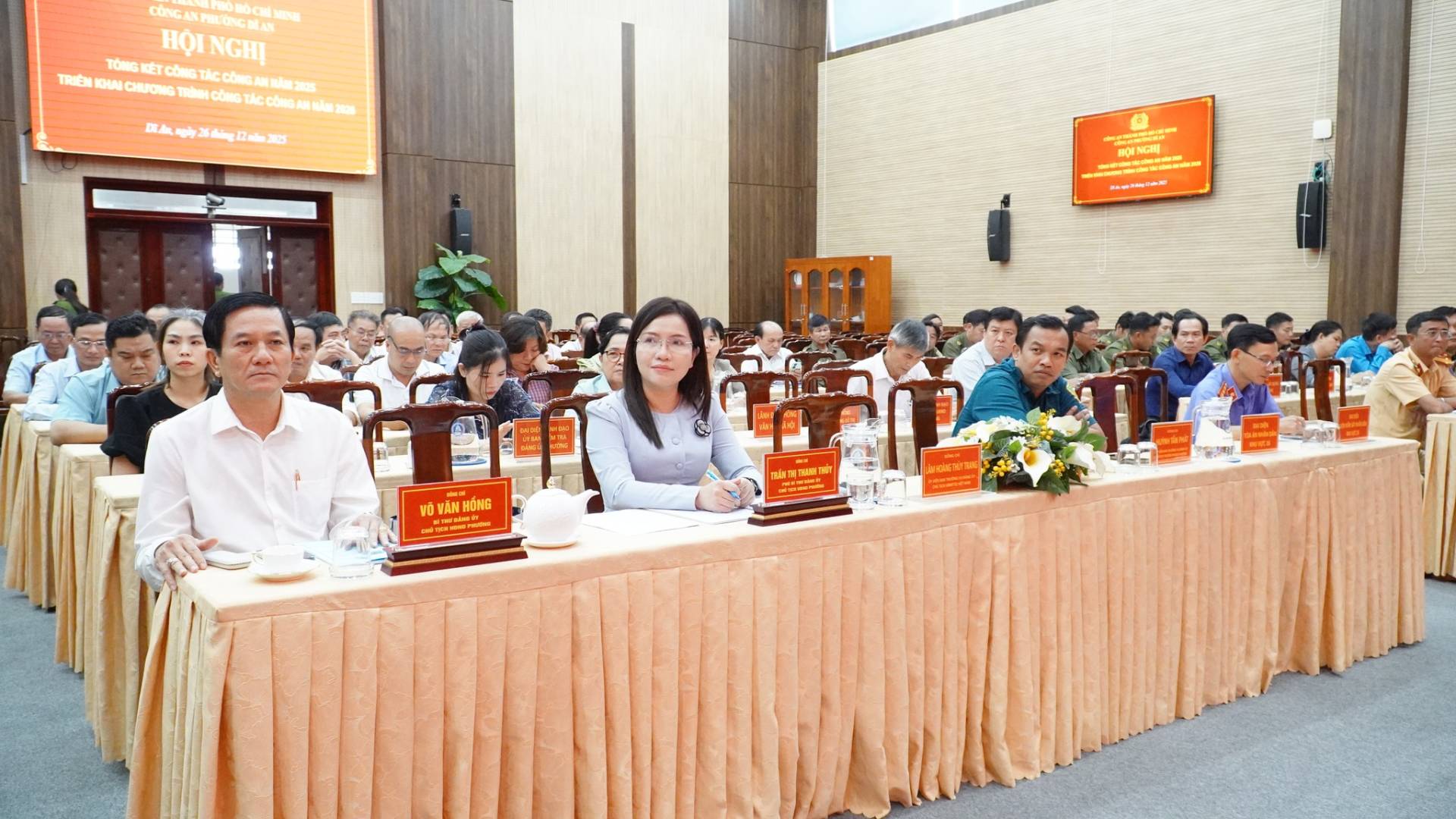 C&oacute; thể l&agrave; h&igrave;nh ảnh về một hoặc nhiều người, c&aacute;i bục v&agrave; văn bản