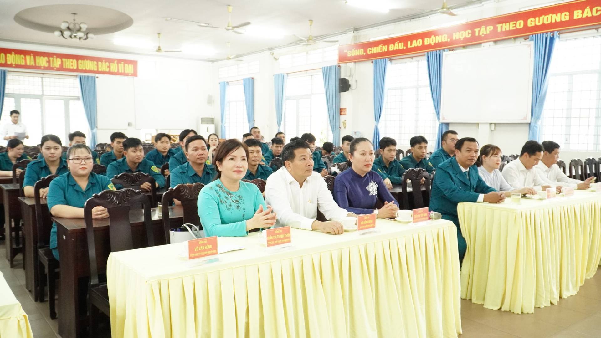 C&oacute; thể l&agrave; h&igrave;nh ảnh về một hoặc nhiều người, mọi người đang học v&agrave; văn bản