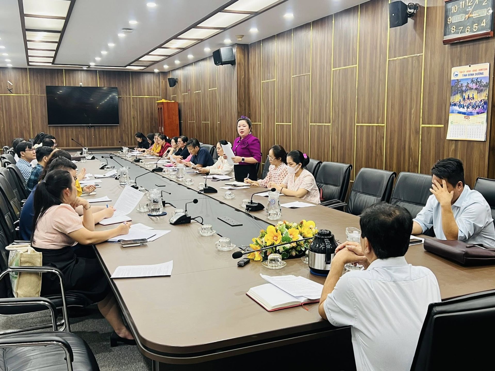 C&oacute; thể l&agrave; h&igrave;nh ảnh về một hoặc nhiều người, mọi người đang học v&agrave; văn bản