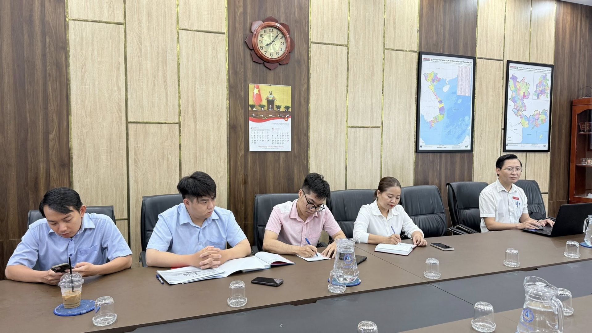 C&oacute; thể l&agrave; h&igrave;nh ảnh về một hoặc nhiều người, mọi người đang học v&agrave; văn bản