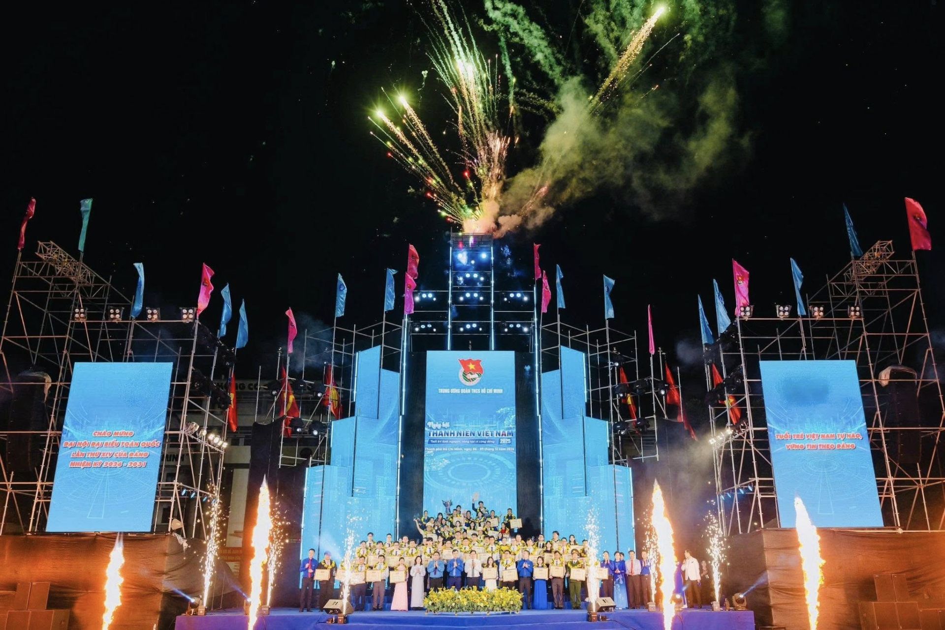 C&oacute; thể l&agrave; h&igrave;nh ảnh về ngọn lửa, ph&aacute;o hoa, đ&aacute;m đ&ocirc;ng v&agrave; văn bản