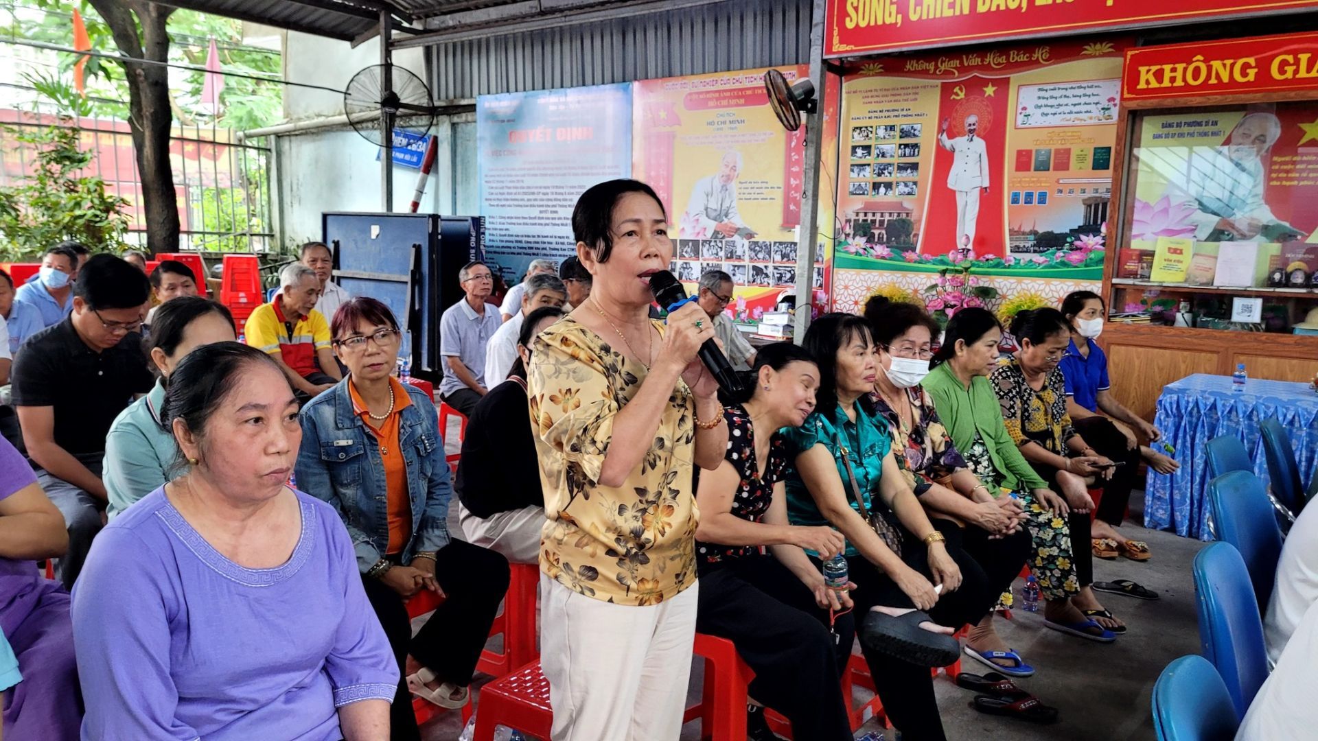 C&oacute; thể l&agrave; h&igrave;nh ảnh về một hoặc nhiều người v&agrave; văn bản