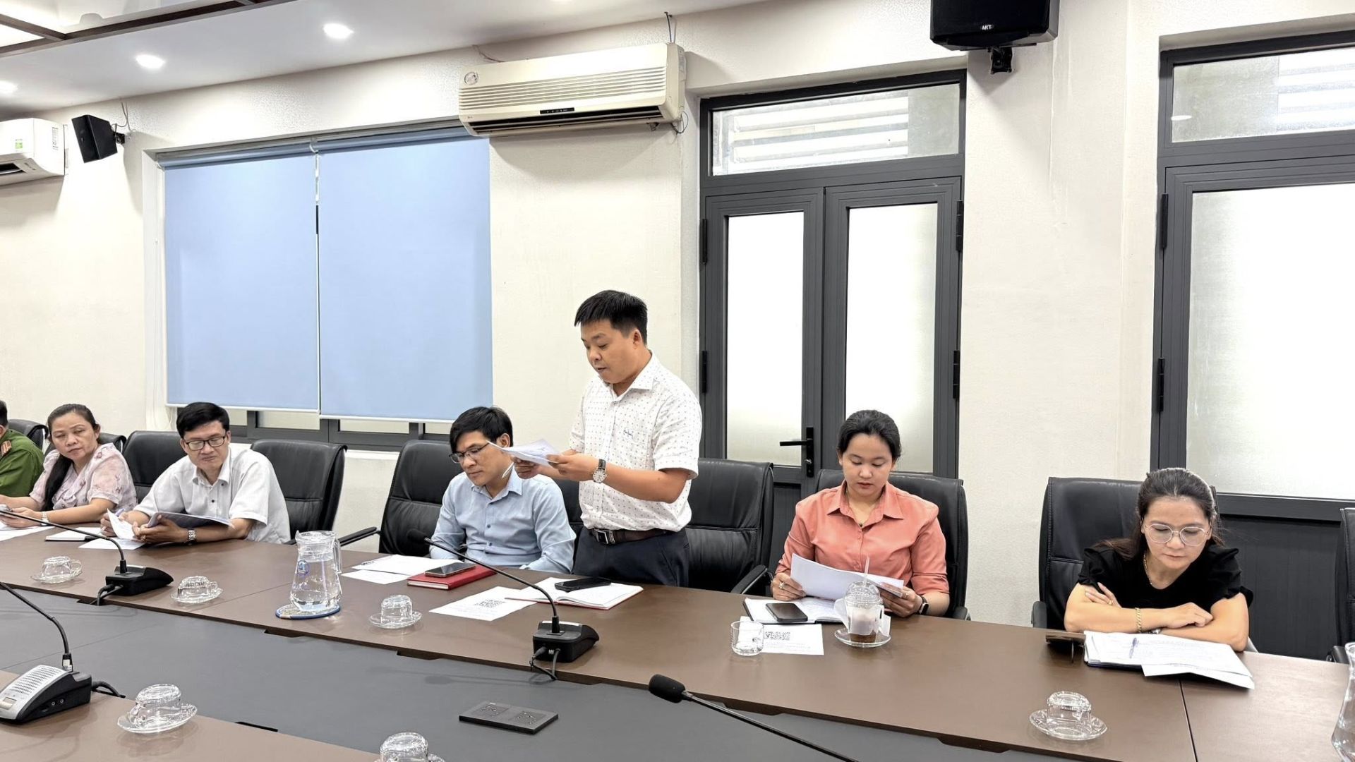 C&oacute; thể l&agrave; h&igrave;nh ảnh về 7 người, mọi người đang học v&agrave; b&agrave;n