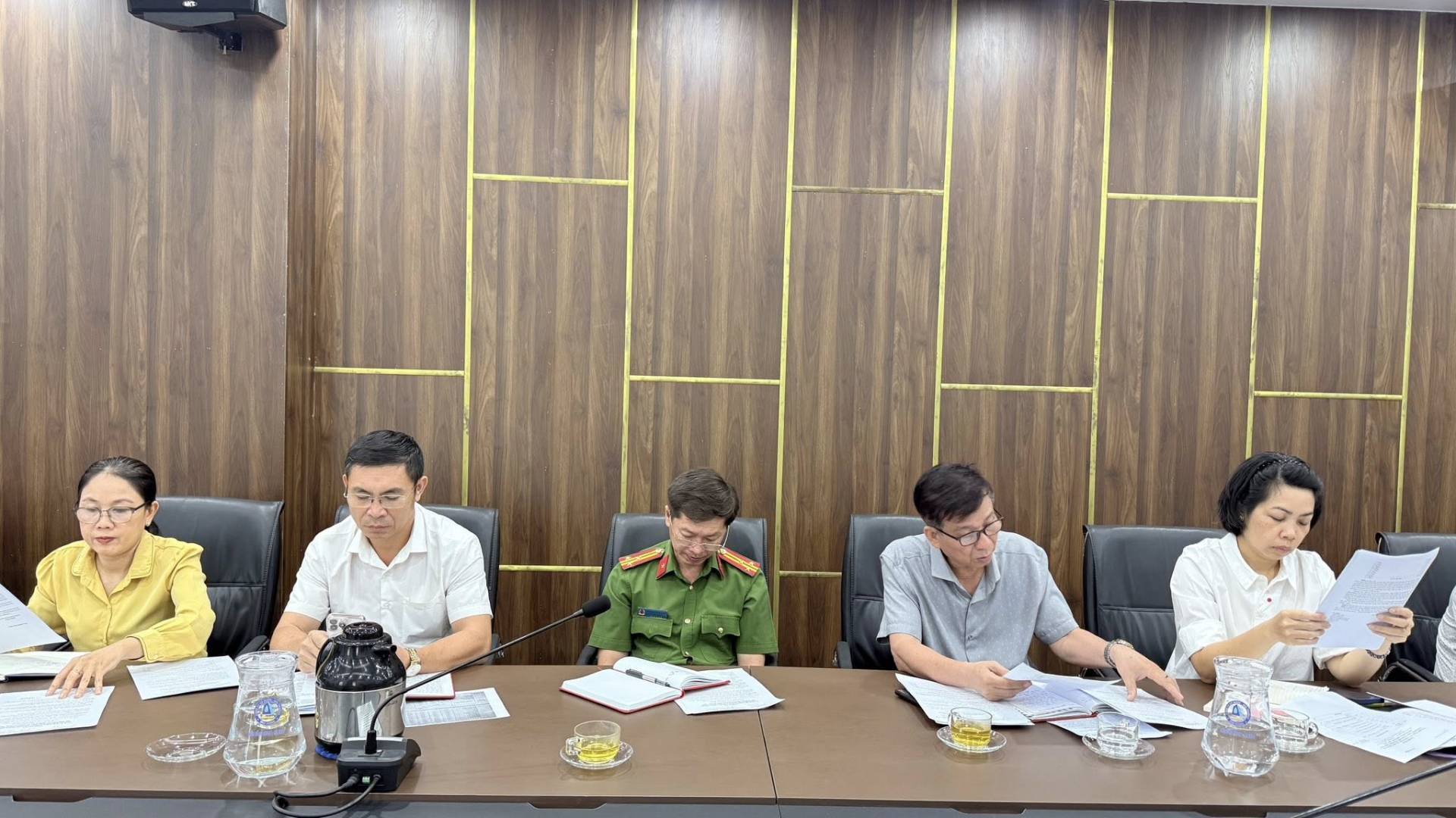 C&oacute; thể l&agrave; h&igrave;nh ảnh về một hoặc nhiều người, mọi người đang học, b&agrave;n v&agrave; ph&ograve;ng tin tức