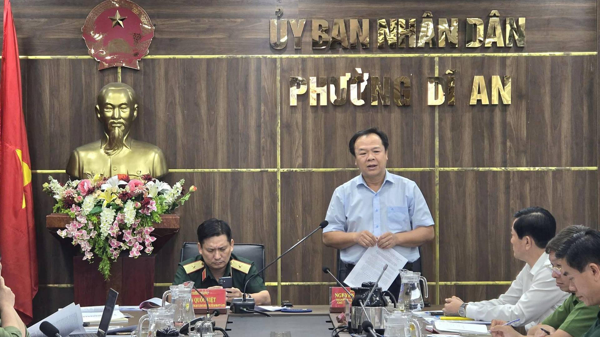 C&oacute; thể l&agrave; h&igrave;nh ảnh về một hoặc nhiều người, c&aacute;i bục v&agrave; văn bản