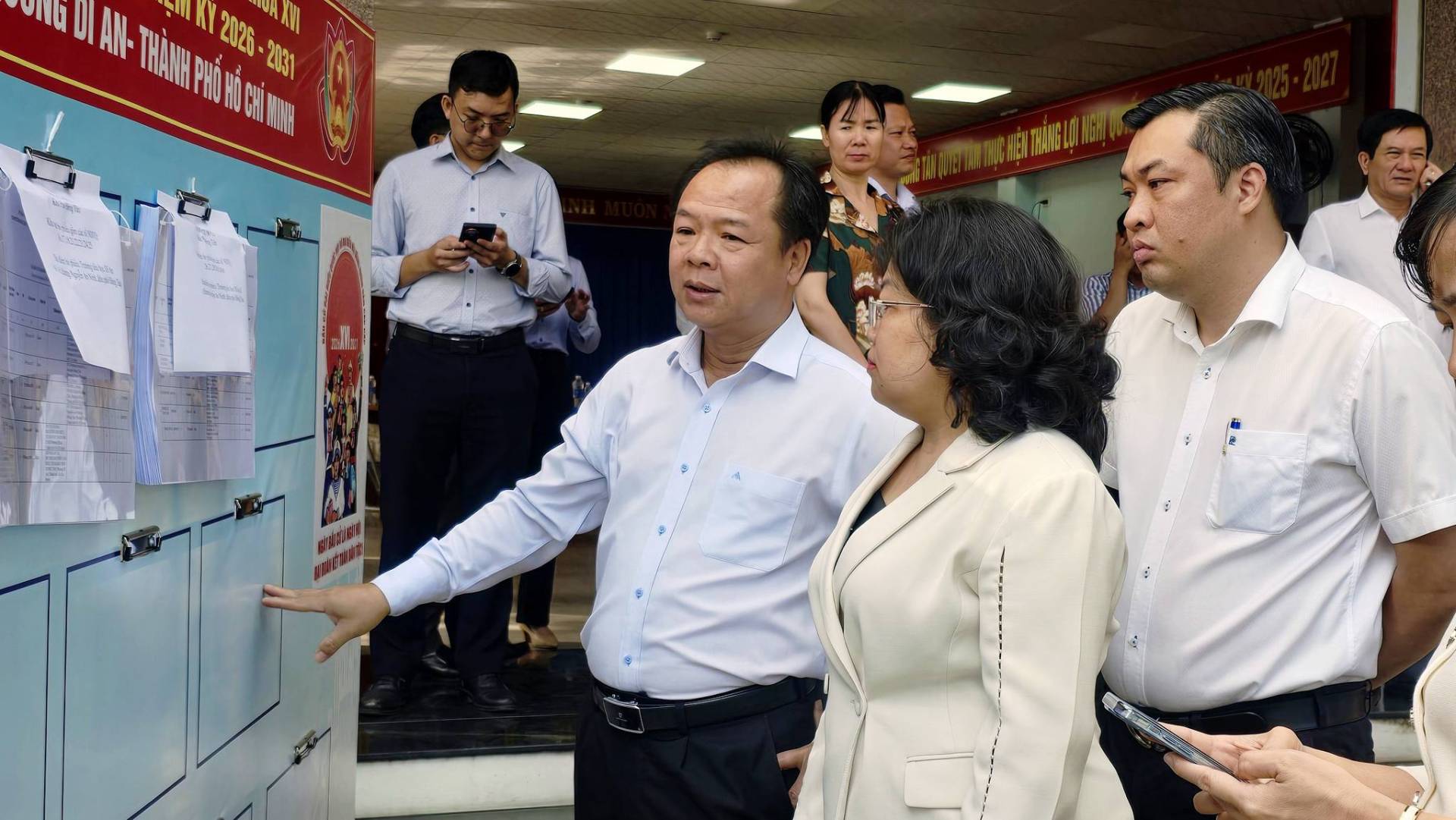 C&oacute; thể l&agrave; h&igrave;nh ảnh về một hoặc nhiều người v&agrave; văn bản