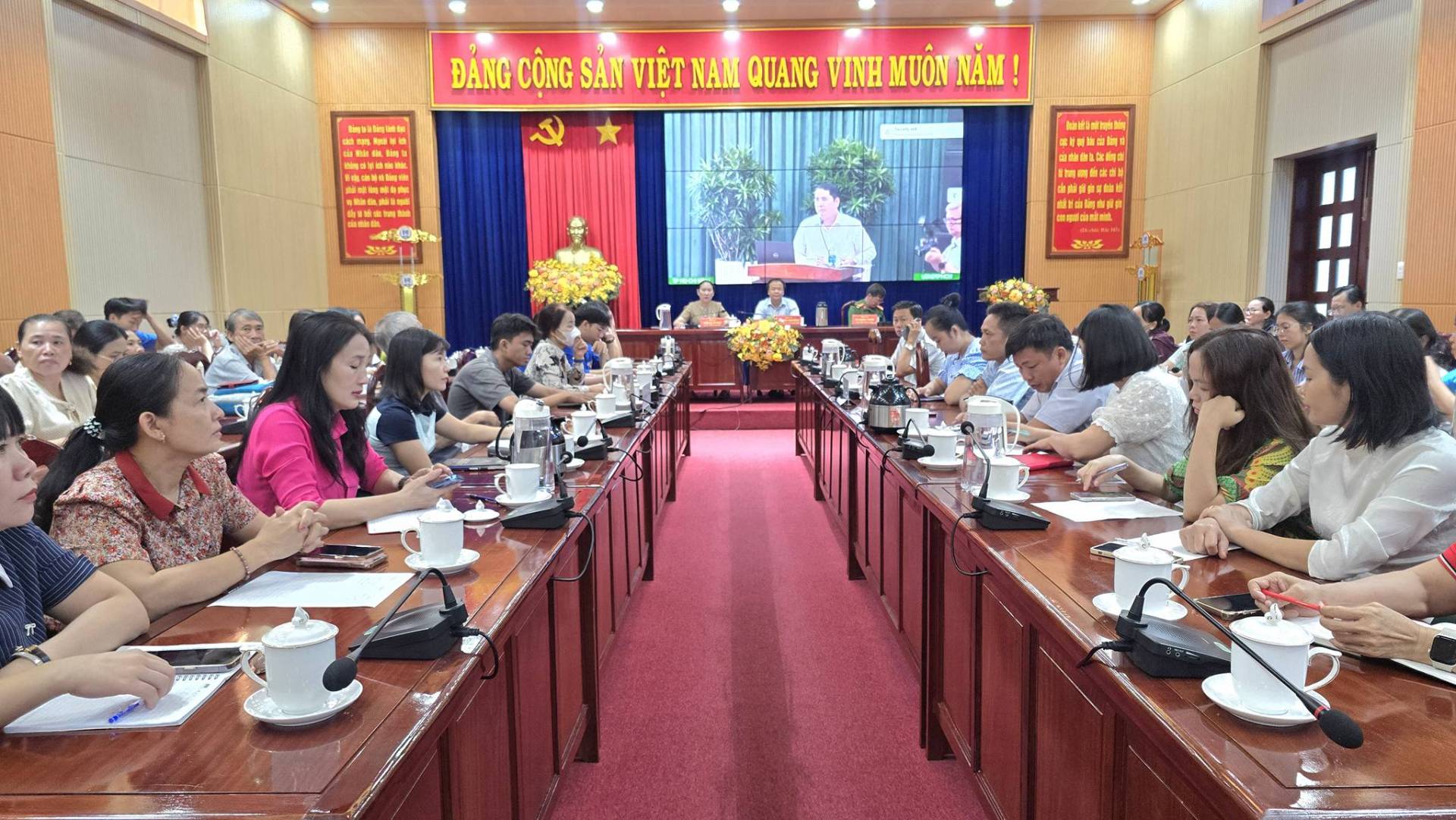 C&oacute; thể l&agrave; h&igrave;nh ảnh về một hoặc nhiều người v&agrave; văn bản