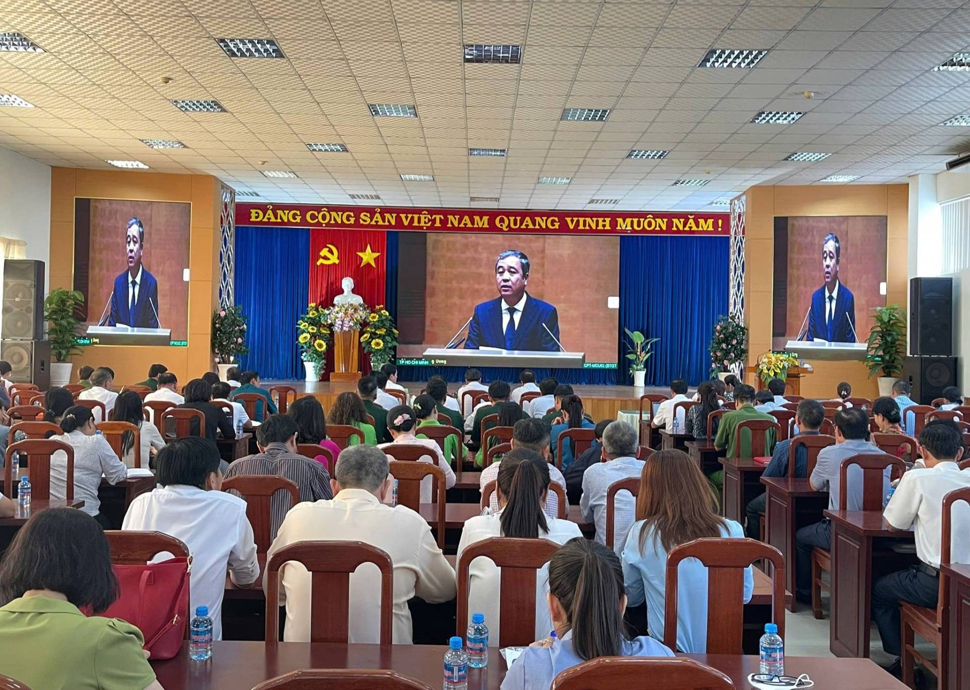 C&oacute; thể l&agrave; h&igrave;nh ảnh về c&aacute;i bục v&agrave; văn bản