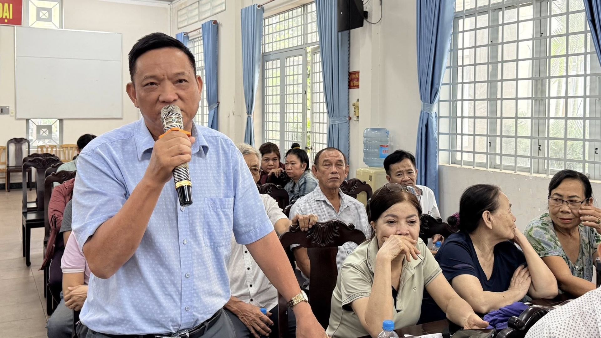 C&oacute; thể l&agrave; h&igrave;nh ảnh về một hoặc nhiều người v&agrave; văn bản cho biết 'HI ẠI x X I'