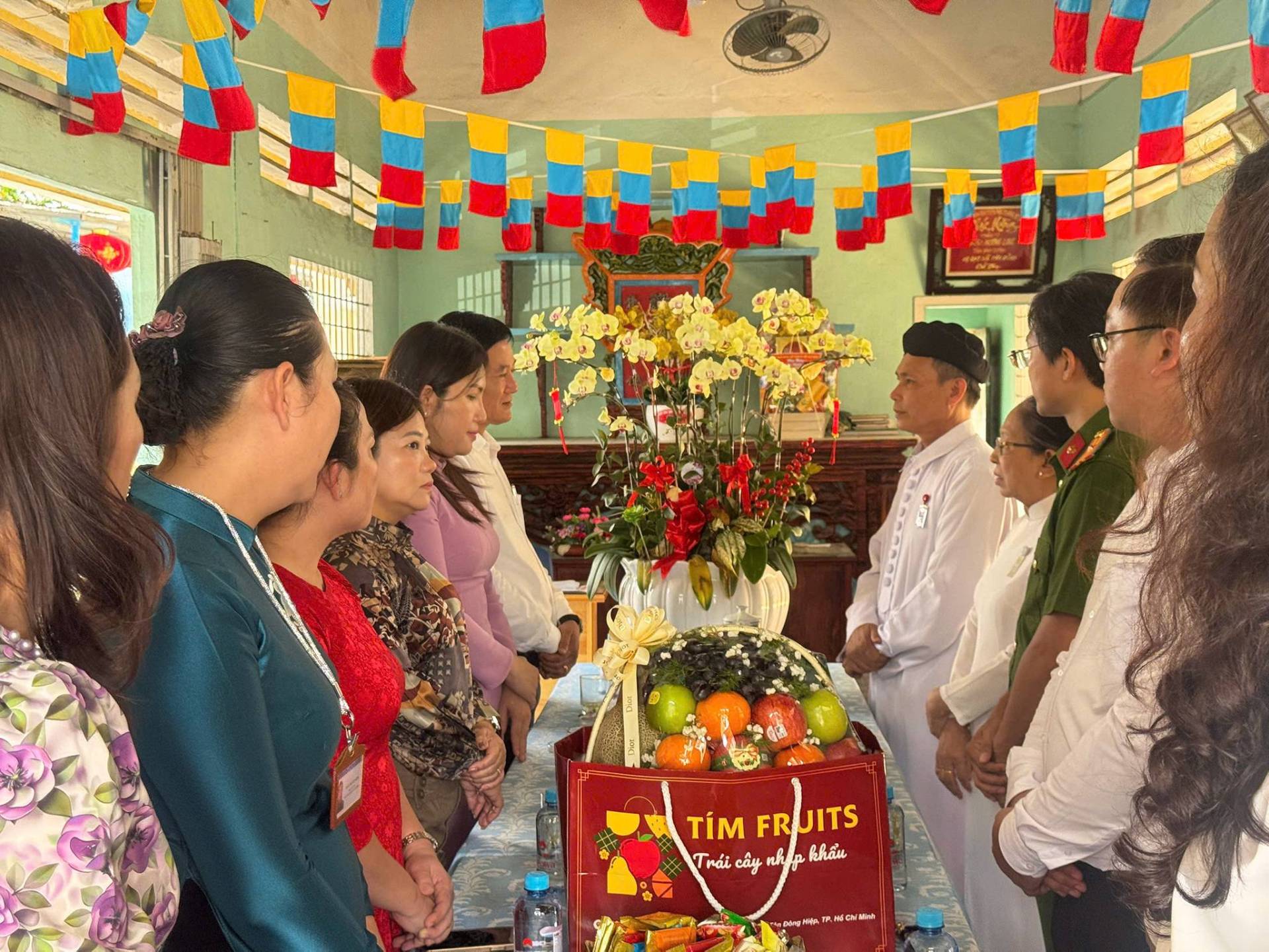 C&oacute; thể l&agrave; h&igrave;nh ảnh về một hoặc nhiều người, đền thờ v&agrave; văn bản