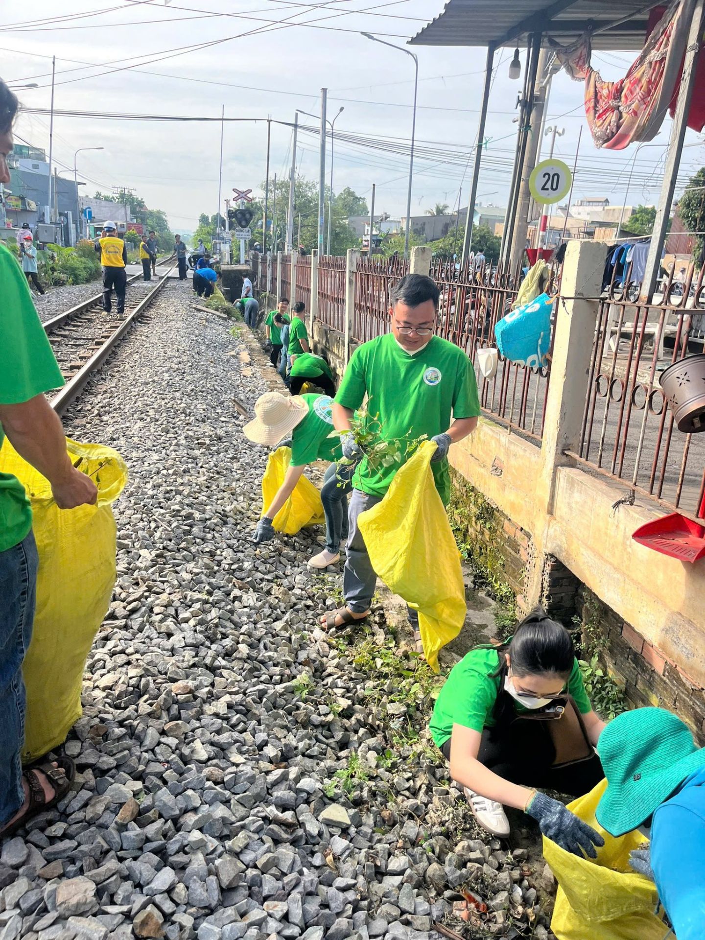 C&oacute; thể l&agrave; h&igrave;nh ảnh về một hoặc nhiều người, t&agrave;u hỏa, đường sắt v&agrave; văn bản