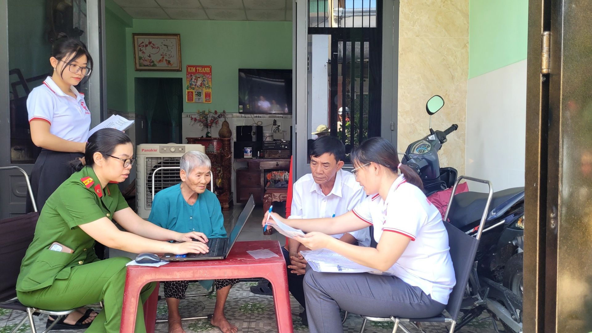 C&oacute; thể l&agrave; h&igrave;nh ảnh về một hoặc nhiều người, mọi người đang học v&agrave; văn bản