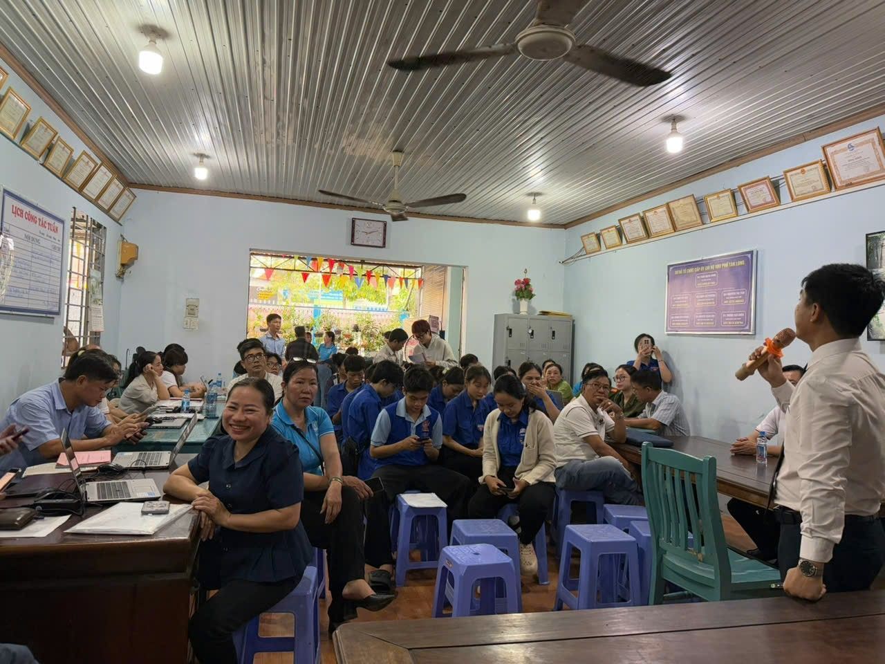 C&oacute; thể l&agrave; h&igrave;nh ảnh về một hoặc nhiều người, mọi người đang học v&agrave; văn bản