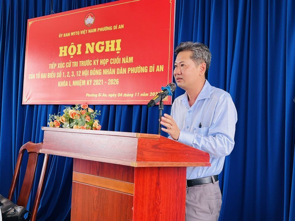 C&oacute; thể l&agrave; h&igrave;nh ảnh về c&aacute;i bục v&agrave; văn bản cho biết 'ỦY BAN &Mu;&Pi;&Tau;&Omicron; VIỆT NAM PHƯỜNG DI AN HỘI NGHỊ &pi;έP X&Uacute;C TRI TRƯỚC KỲ HOP CUỐI NĂM T&Oacute;DAI SỐ ,2,3 12 HỘI B&Oacute;NG NHAN D&Acirc;N PHƯỜNG DĨ AN KH&Oacute;A I, NHIỆM &kappa;' 2021 2026 Phưỡng , nAώy 04 th&aacute;ng .4202 11 năm 202'