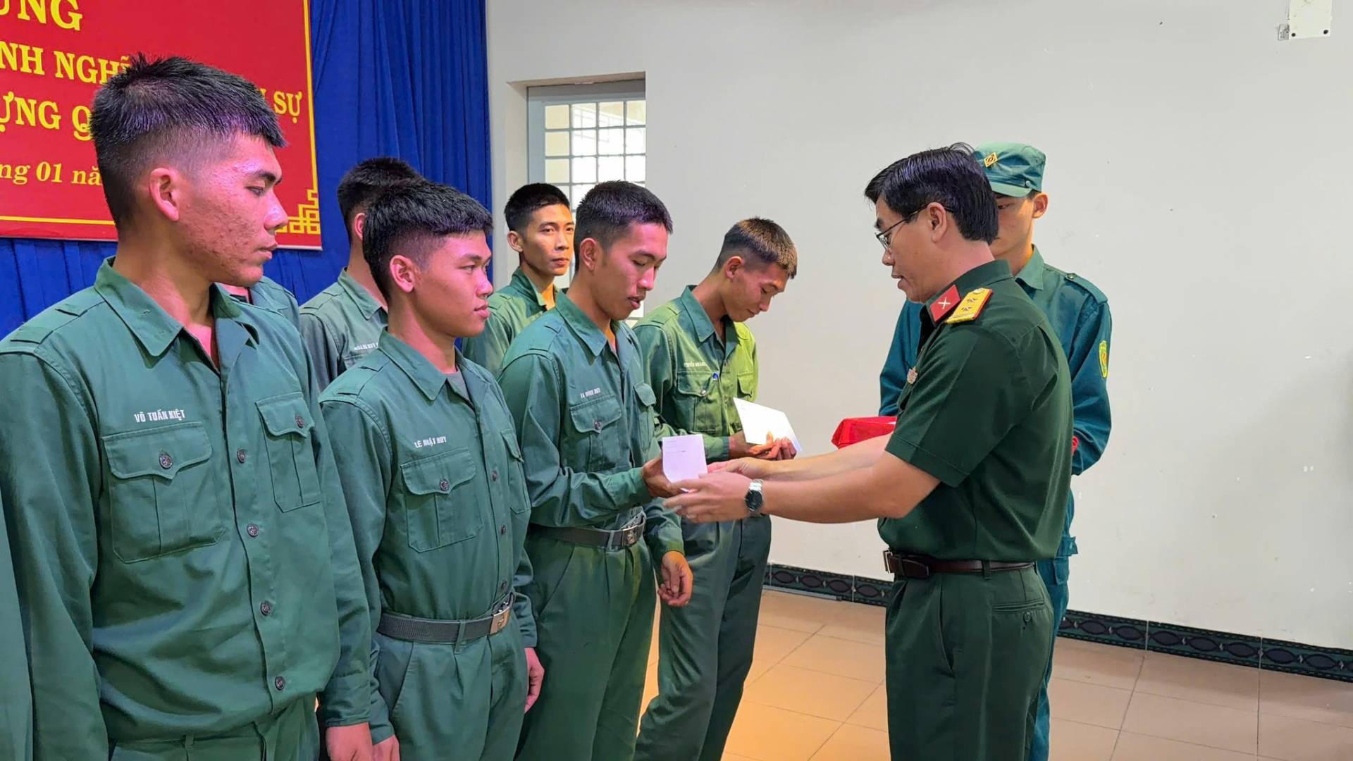 C&oacute; thể l&agrave; h&igrave;nh ảnh về một hoặc nhiều người v&agrave; văn bản