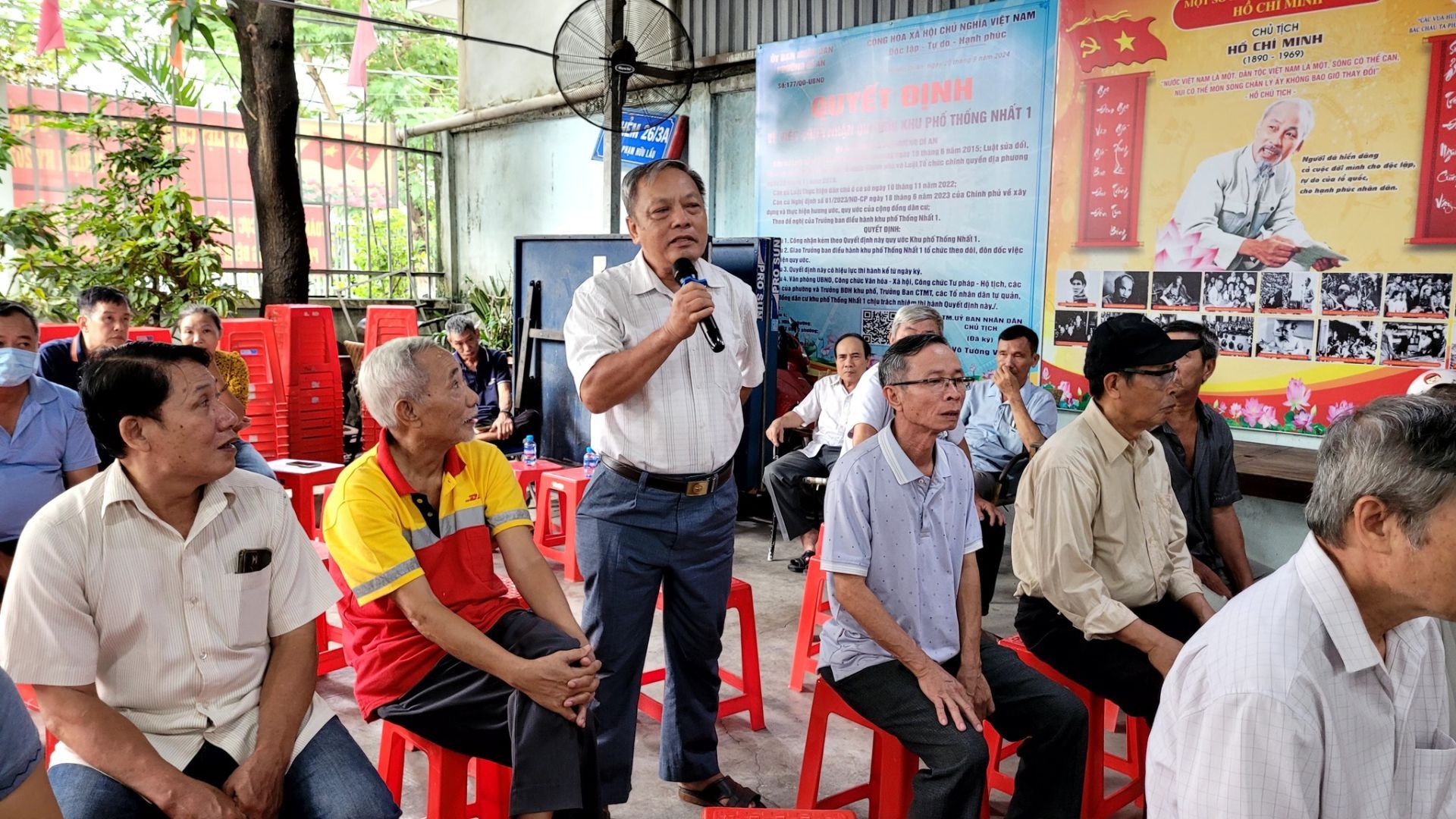 C&oacute; thể l&agrave; h&igrave;nh ảnh về một hoặc nhiều người v&agrave; văn bản