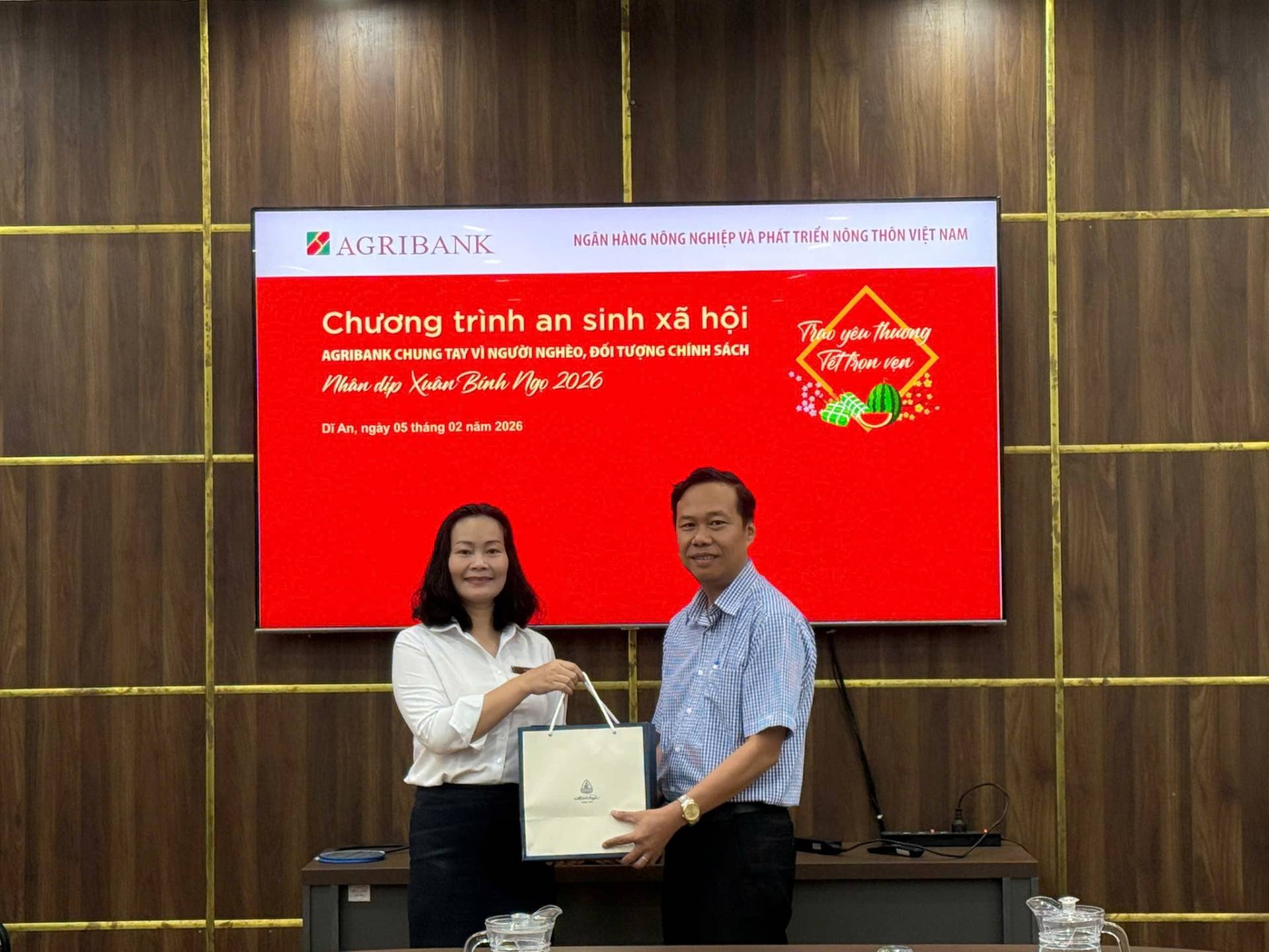 C&oacute; thể l&agrave; h&igrave;nh ảnh về c&aacute;i bục v&agrave; văn bản cho biết 'AGRIBANK NG&Atilde;N H&Agrave;NG N&Ocirc;NG NGHIỆP พรัมนมะนนตระะนนล V&Agrave; PH&Aacute;T &iota; N&Ocirc;NG TH&Ocirc;N VIỆT NAM Chương tr&igrave;nh an sinh x&atilde; hội AGRIBANK CHUNG AY NGƯỜI NGH&Egrave;O, ĐỐI ƯỢNG &Eta;Ί&Nu;&Eta; S&Aacute;CH Nh&acirc;n dip Xuan B&iacute;nh nAo 2026 Di ng&agrave;y th&aacute;ng 2n&acirc; n&acirc;m 026 Prao yeM thương Vettron vẹn'