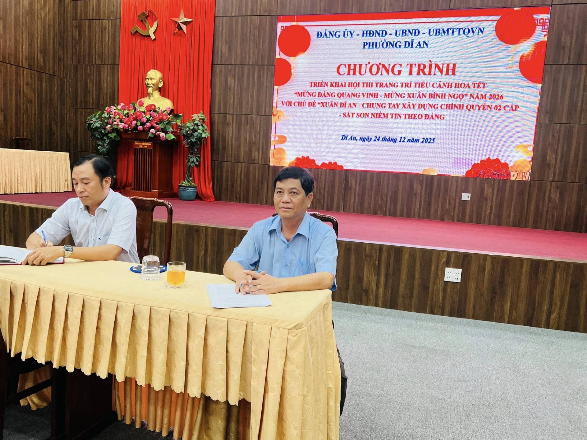 C&oacute; thể l&agrave; h&igrave;nh ảnh về c&aacute;i bục v&agrave; văn bản cho biết 'ĐẢNG ANG&Uacute;Y-HDYD-UBND-UBMITTOVN UBMTTOVN ỦY HDND PHƯONGDIAN CHƯƠNG TR&Igrave;NH TRI&Ecirc;N &Kappa;&Lambda;&Alpha;&Iota; &Pi;&Omicron; THI TRANG TR&Iacute; &pi;&omicron;&upsilon; C&Acirc;NH nOЛ TET MUNG ĐANG ANG VINH MUNG WN.DLNGOWANGWW.WİAC/wP &epsilon;&chi;&iota; &Acirc;N BINH NGỌ" NAM 2026 VỚI . XUAN AN- CHUNG K&Acirc;Y DỰNG CHΊ&Nu;&Eta; QUY&Eacute;N CẤP S&Aacute;T ON NI&Ecirc;M TEN THO DẮNG DrAn, neAy th&aacute;ng năm 2025 DLM おなさ'