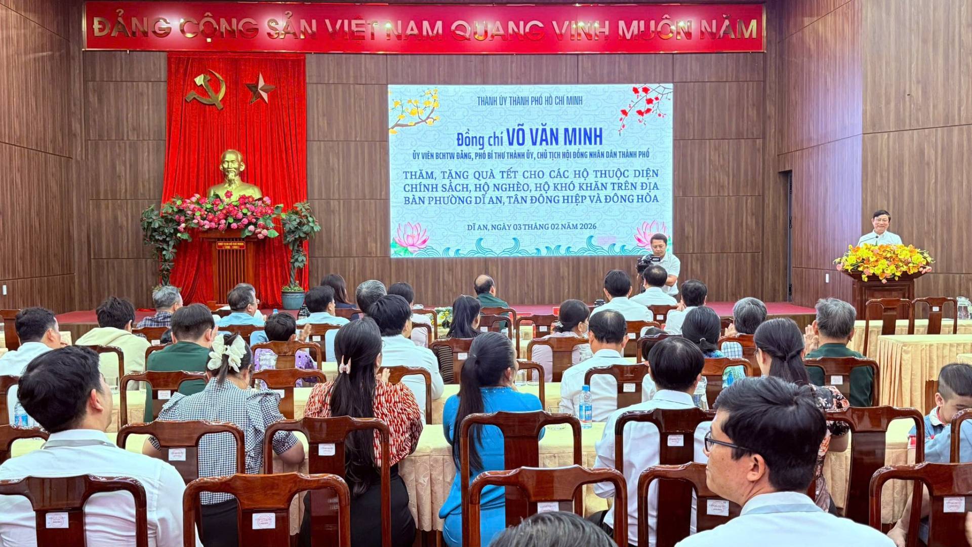 C&oacute; thể l&agrave; h&igrave;nh ảnh về một hoặc nhiều người, đền thờ v&agrave; văn bản