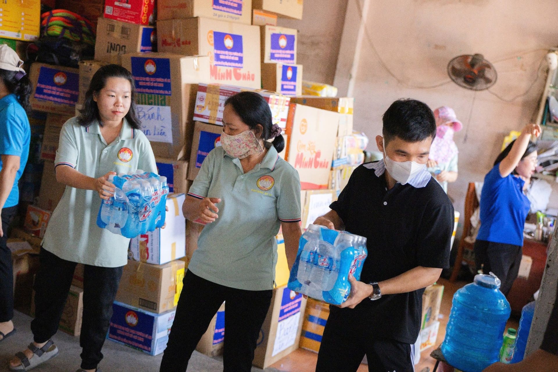 C&oacute; thể l&agrave; h&igrave;nh ảnh về một hoặc nhiều người v&agrave; văn bản