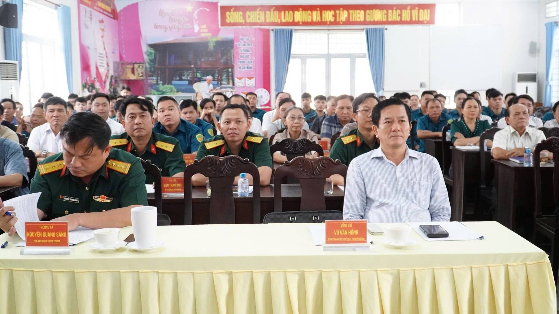 C&oacute; thể l&agrave; h&igrave;nh ảnh về một hoặc nhiều người v&agrave; văn bản