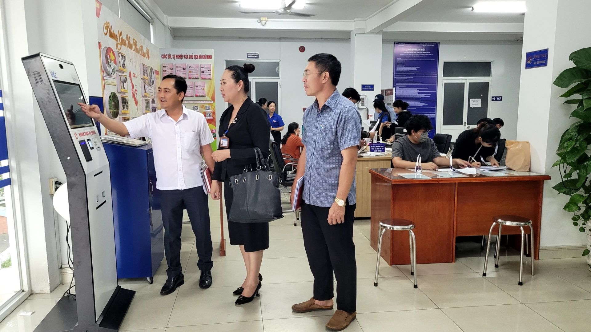 C&oacute; thể l&agrave; h&igrave;nh ảnh về một hoặc nhiều người v&agrave; văn bản