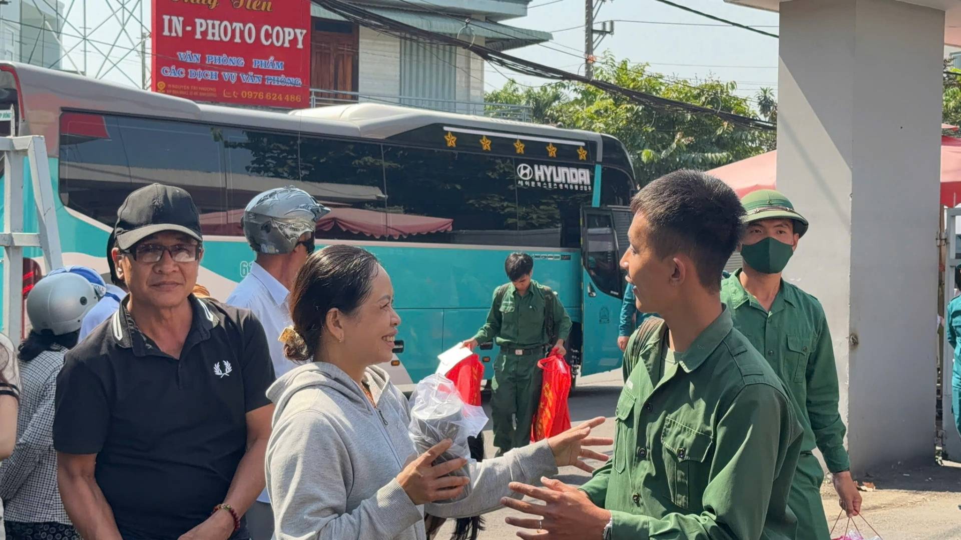 C&oacute; thể l&agrave; h&igrave;nh ảnh về một hoặc nhiều người v&agrave; văn bản