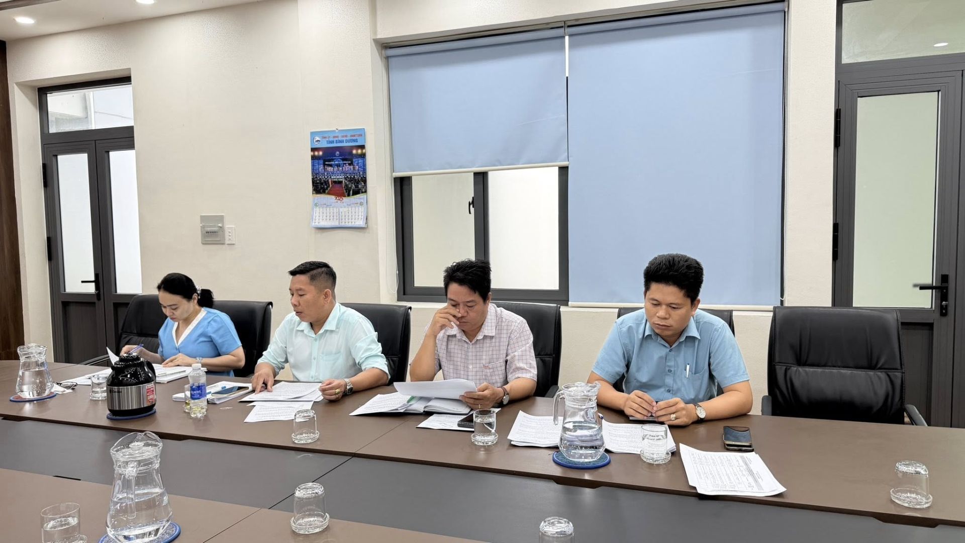 C&oacute; thể l&agrave; h&igrave;nh ảnh về 4 người, mọi người đang học, b&agrave;n v&agrave; văn bản