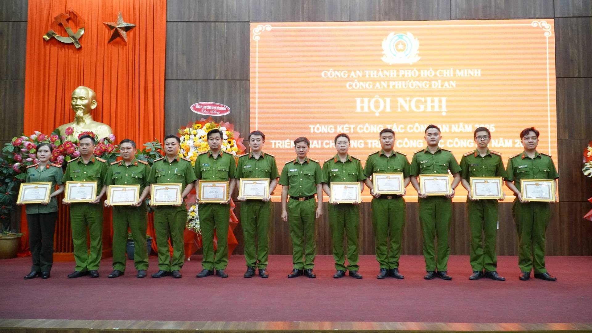 C&oacute; thể l&agrave; h&igrave;nh ảnh về một hoặc nhiều người v&agrave; văn bản