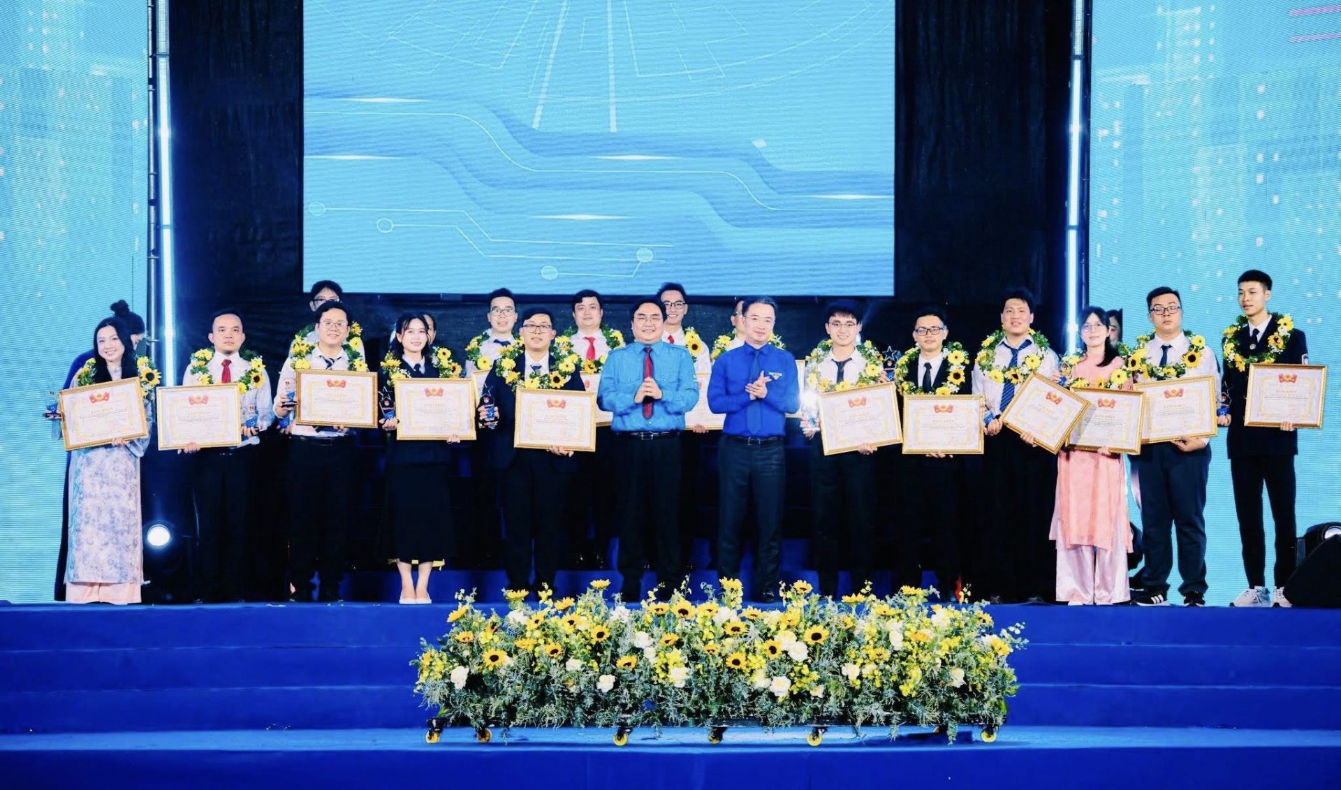 C&oacute; thể l&agrave; h&igrave;nh ảnh về một hoặc nhiều người, c&aacute;i bục v&agrave; văn bản